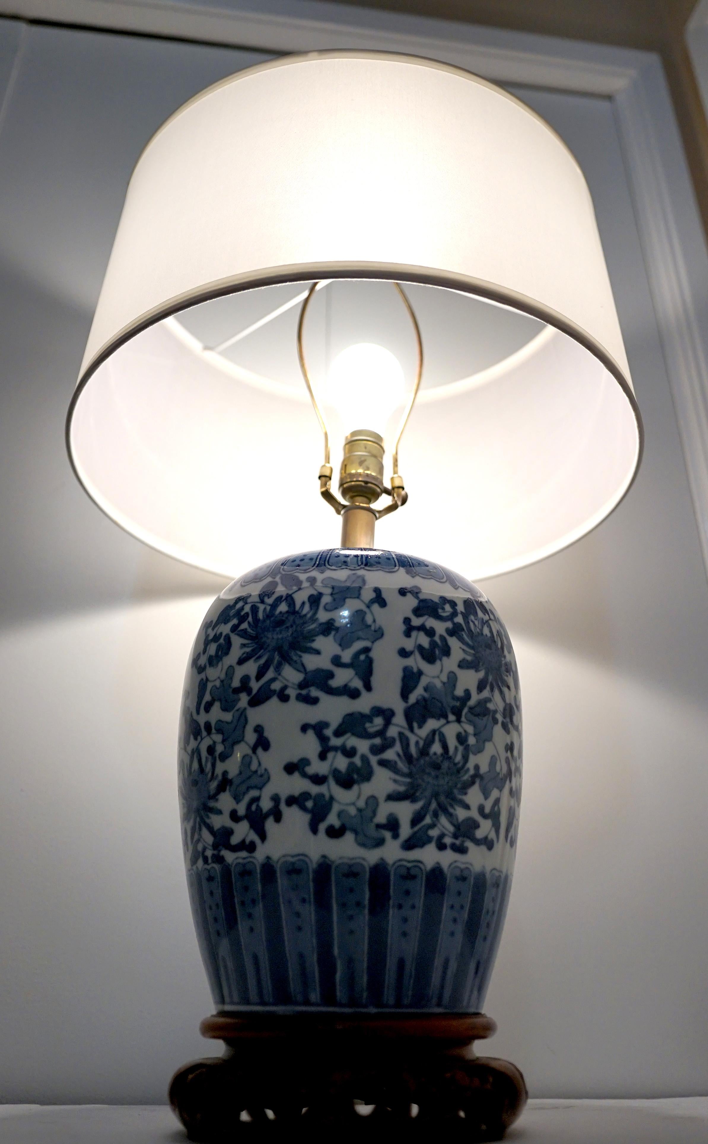 Blue and White Vintage Porcelain Ginger Jar Lamp with Rosewood Base For Sale 3