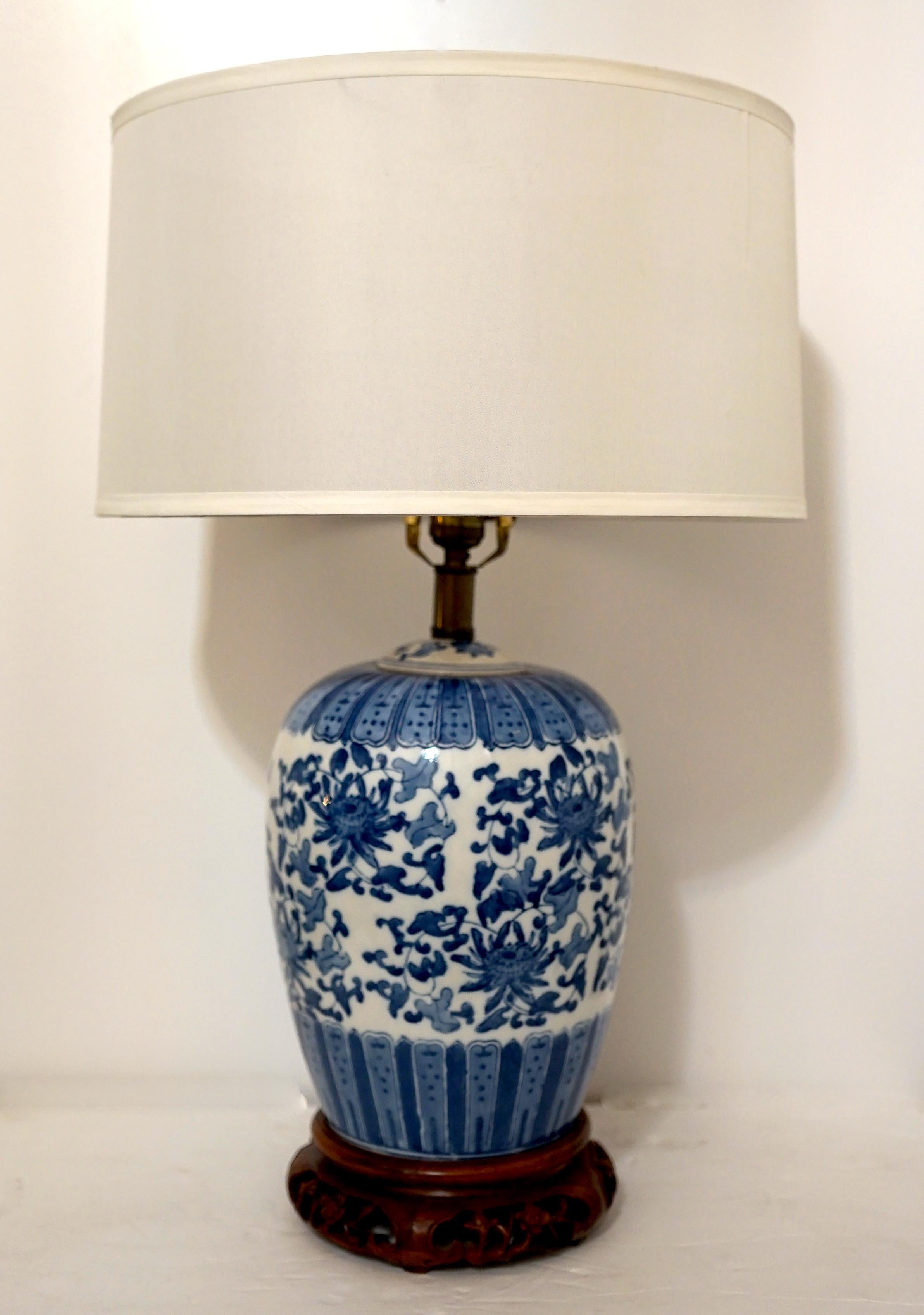 Der wunderschöne, farbenfrohe Palisanderholzsockel kontrastiert mit der handbemalten Vintage-Lampe aus Porzellan und macht sie zu einem echten Hingucker. Diese chinesische Exportlampe im Vintage-Stil hat ihren originalen blau-weißen Endknopf. Und
