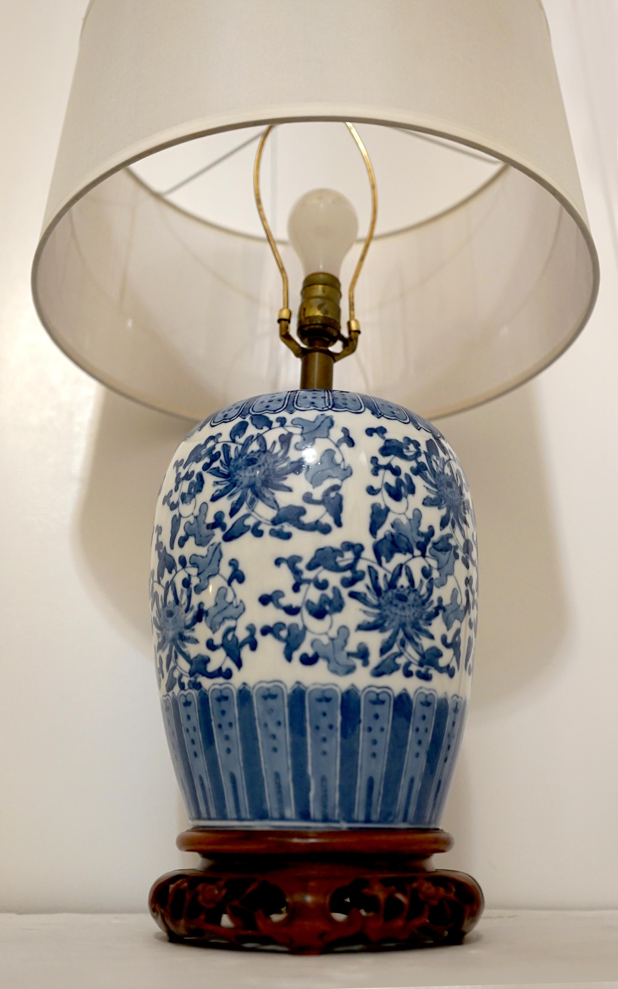 Blaue und weiße Vintage-Porzellan- Ingwerglas-Lampe mit Rosenholzsockel (Chinesischer Export) im Angebot