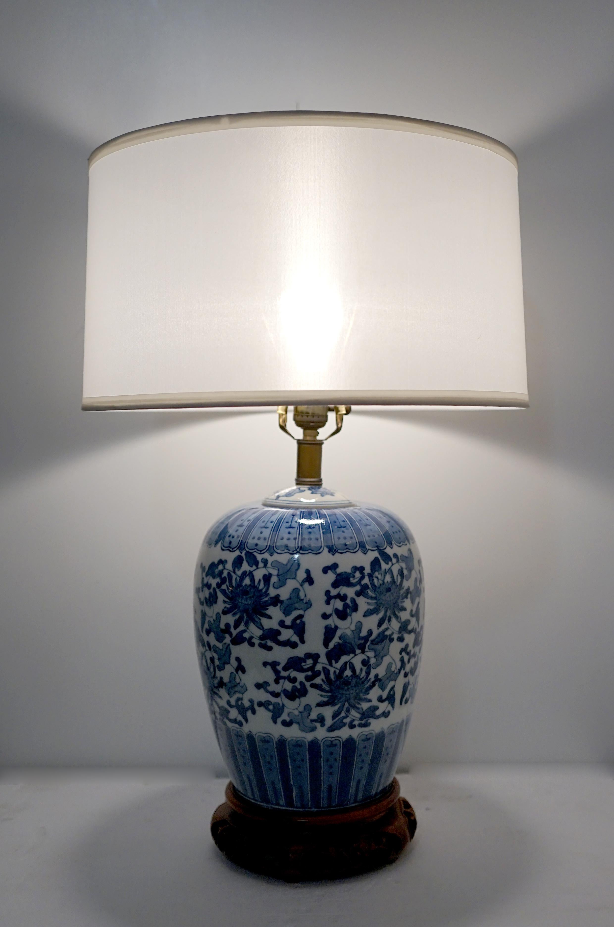 Blaue und weiße Vintage-Porzellan- Ingwerglas-Lampe mit Rosenholzsockel (Handbemalt) im Angebot