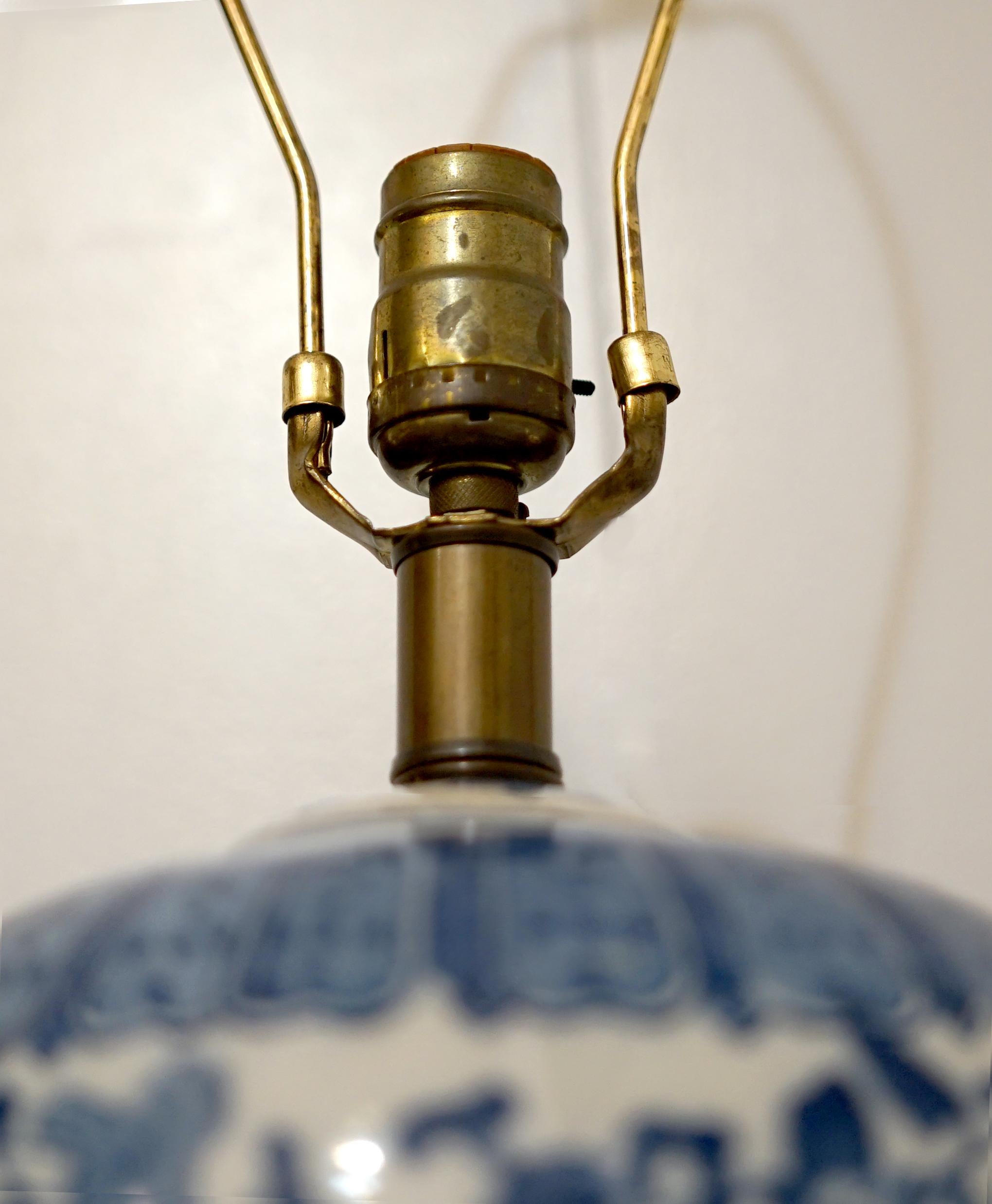 Lampe pot à gingembre vintage bleu et blanc avec base en bois de rose Bon état - En vente à Lomita, CA