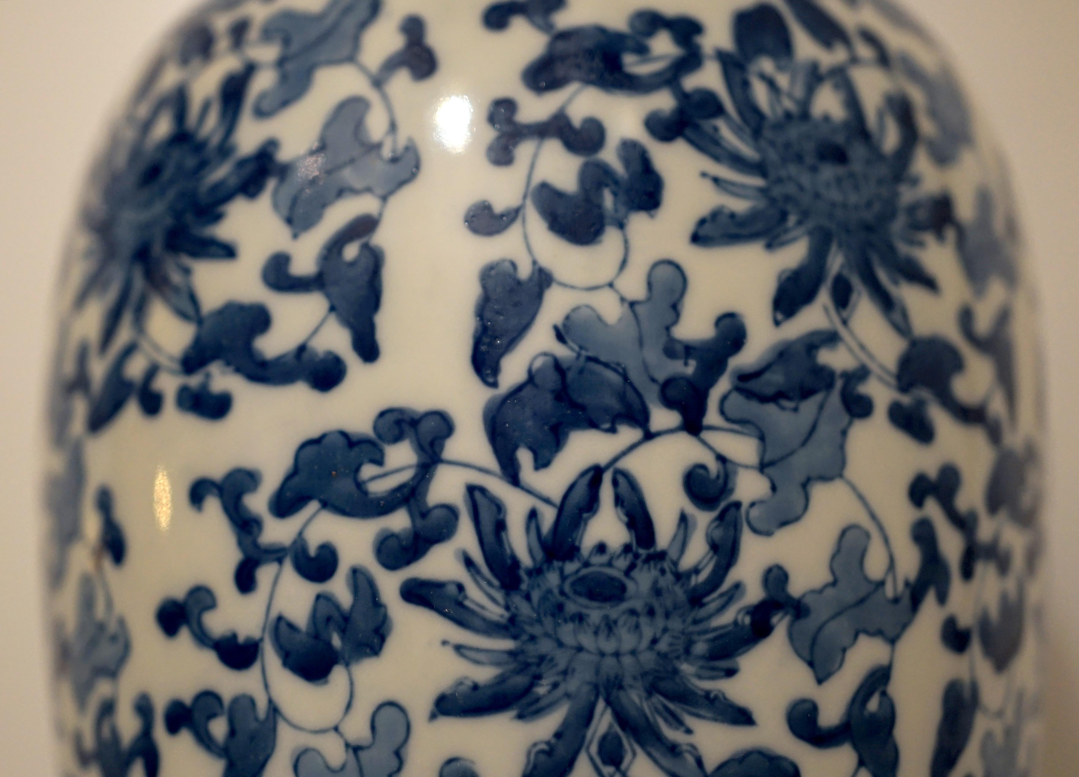 Blaue und weiße Vintage-Porzellan- Ingwerglas-Lampe mit Rosenholzsockel (20. Jahrhundert) im Angebot