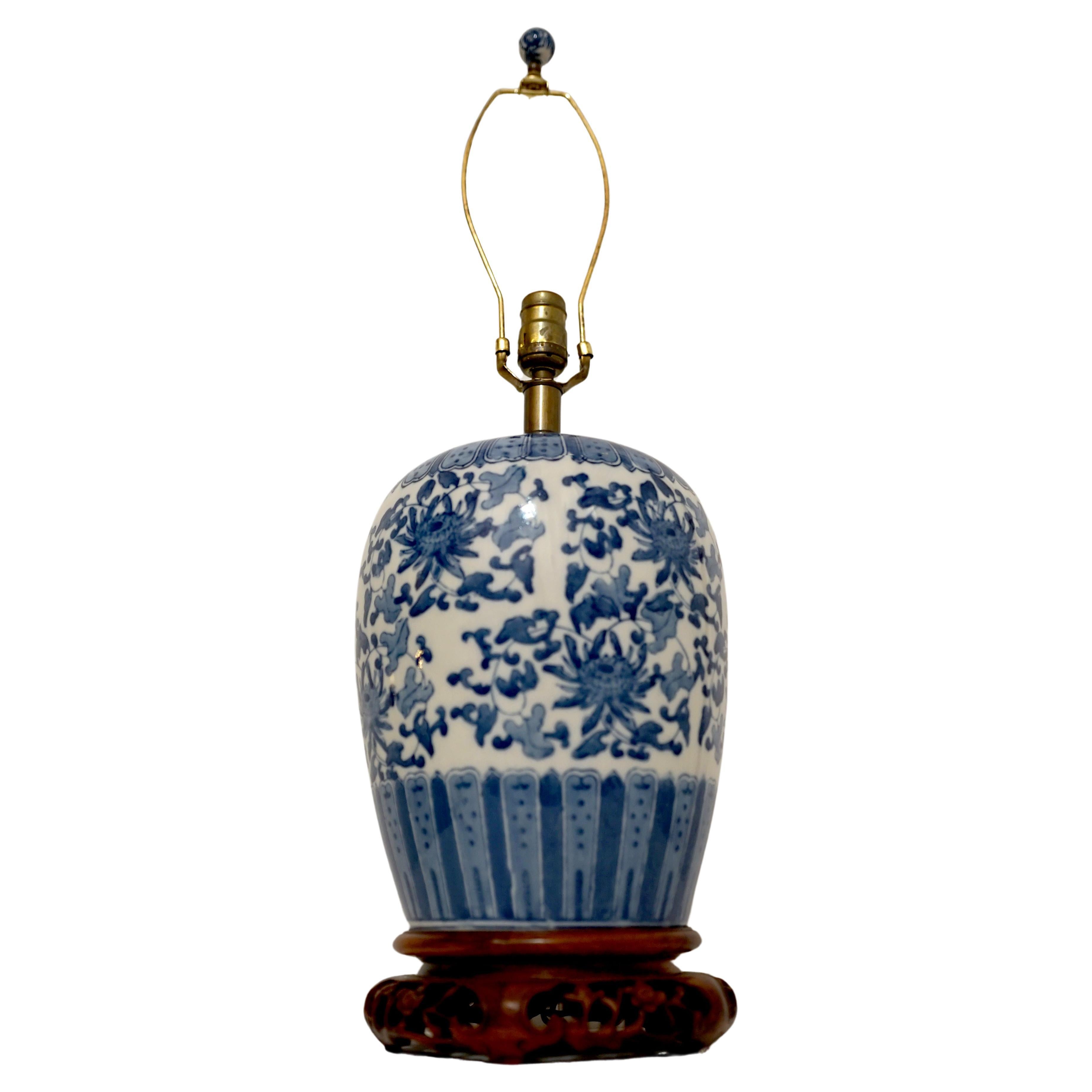 Blaue und weiße Vintage-Porzellan- Ingwerglas-Lampe mit Rosenholzsockel