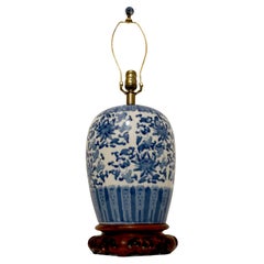 Blaue und weiße Vintage-Porzellan- Ingwerglas-Lampe mit Rosenholzsockel