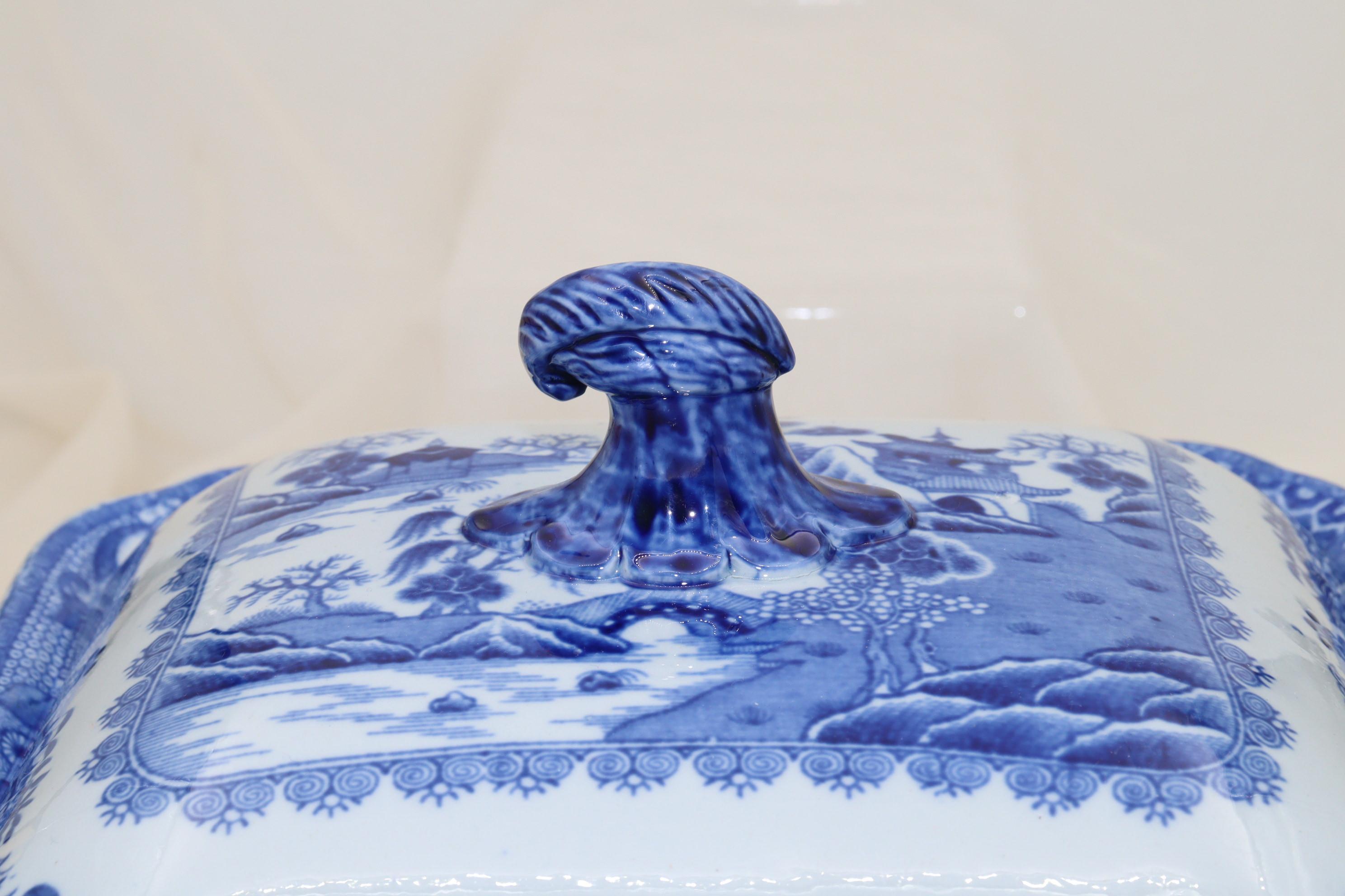 Blue and white willow pattern tureen by Turner In Good Condition For Sale In East Geelong, VIC