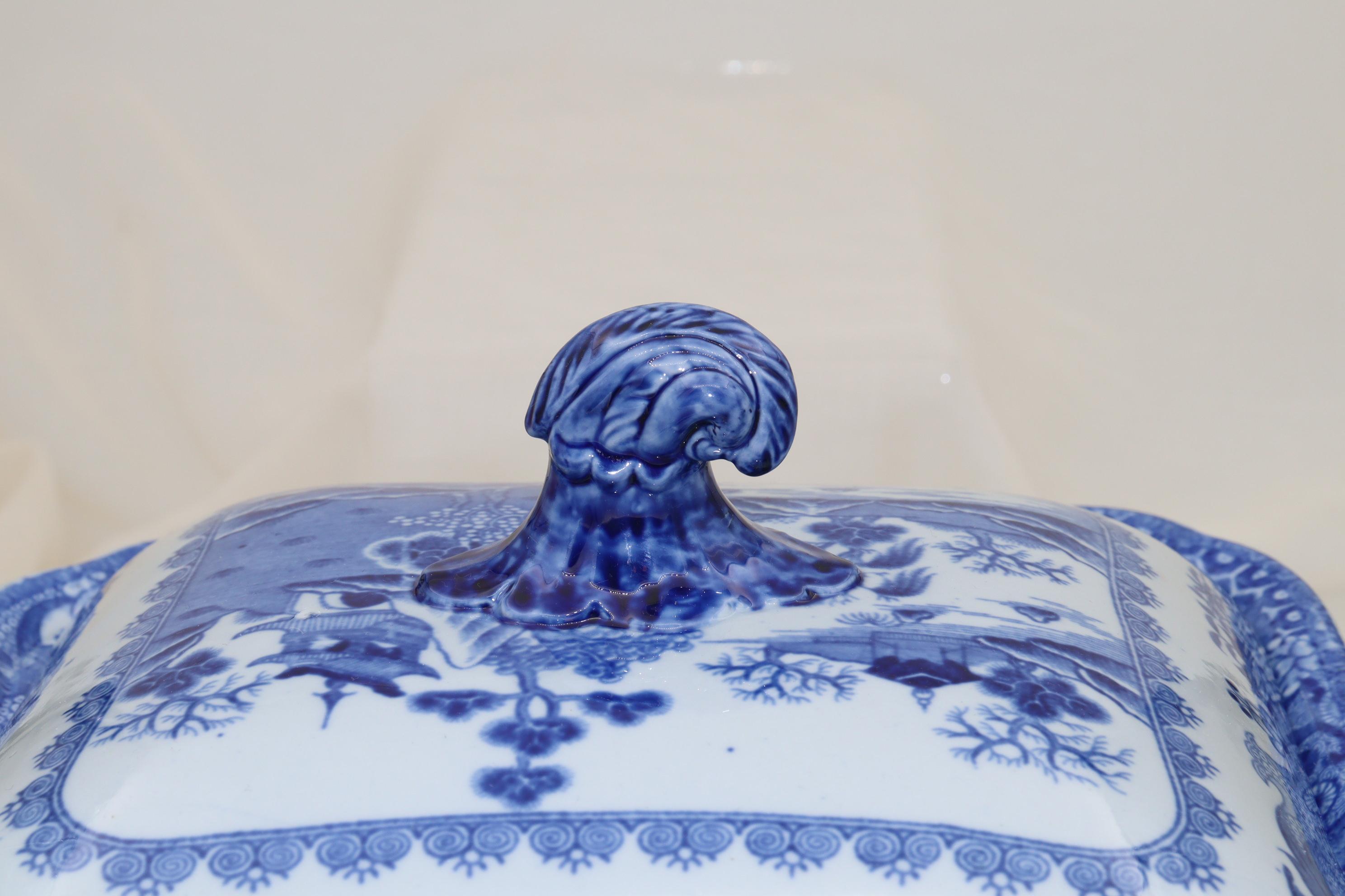 Early 19th Century Blue and white willow pattern tureen by Turner For Sale