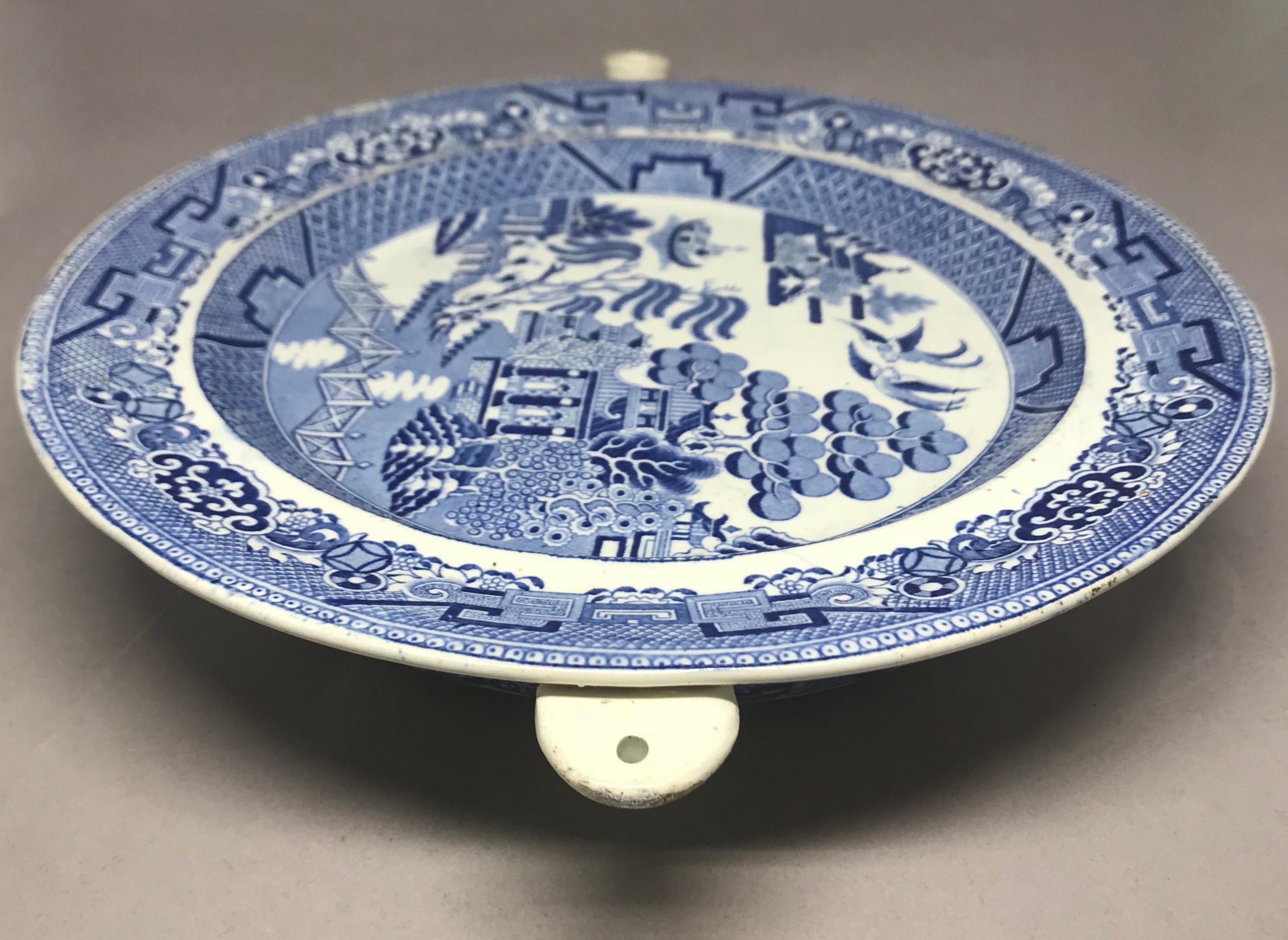 Blue and White Willow Pattern Warming Dish In Good Condition For Sale In New York, NY