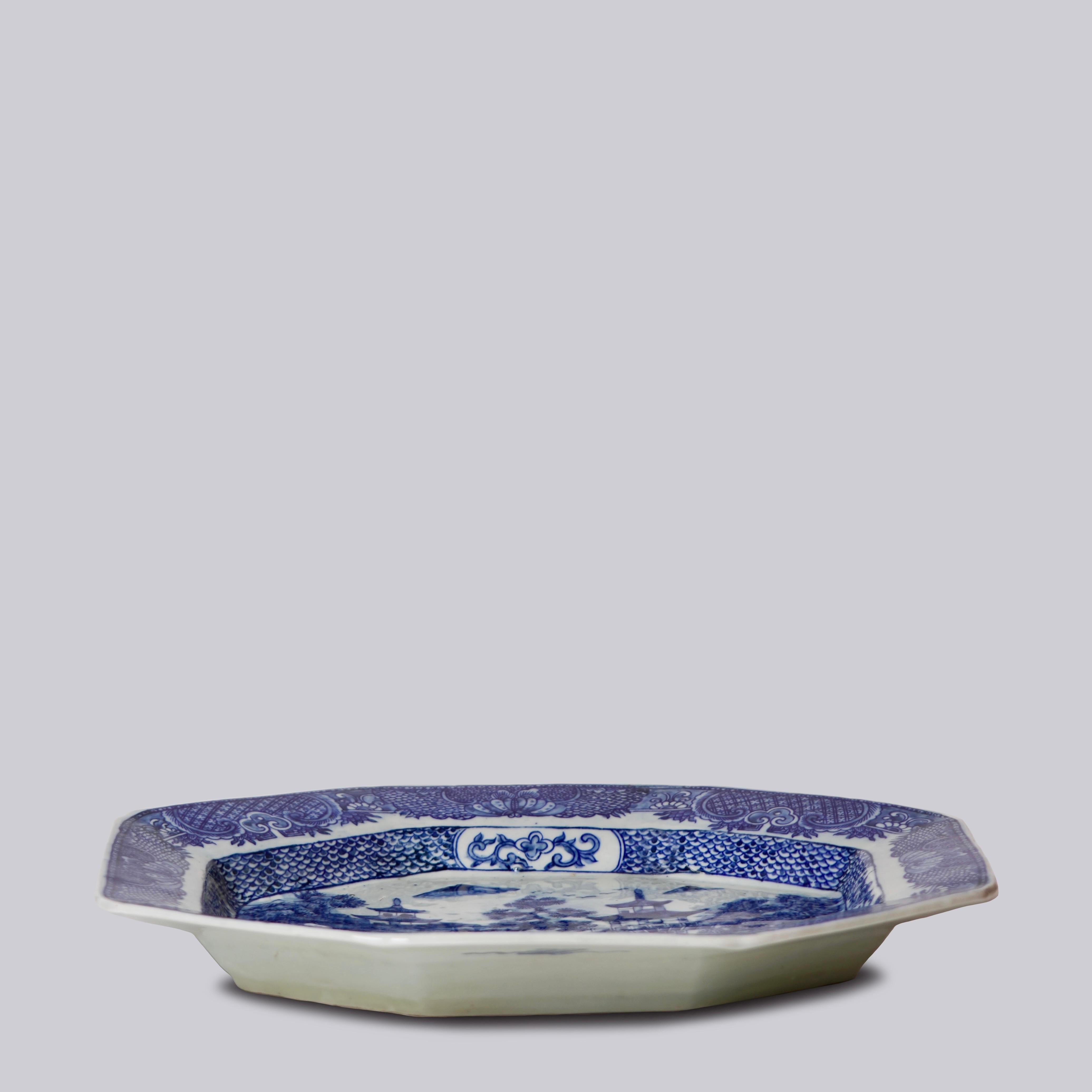 Cuit Grand plateau octogonal en porcelaine bleu et blanc en vente