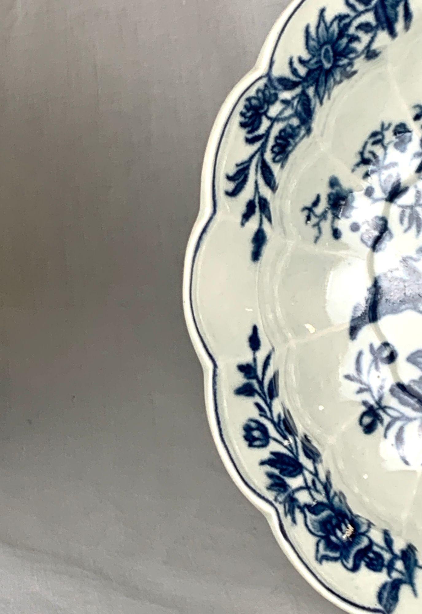 Blue and White Worcester Porcelain Fluted Dish 18th Century Circa 1770 In Excellent Condition For Sale In Katonah, NY