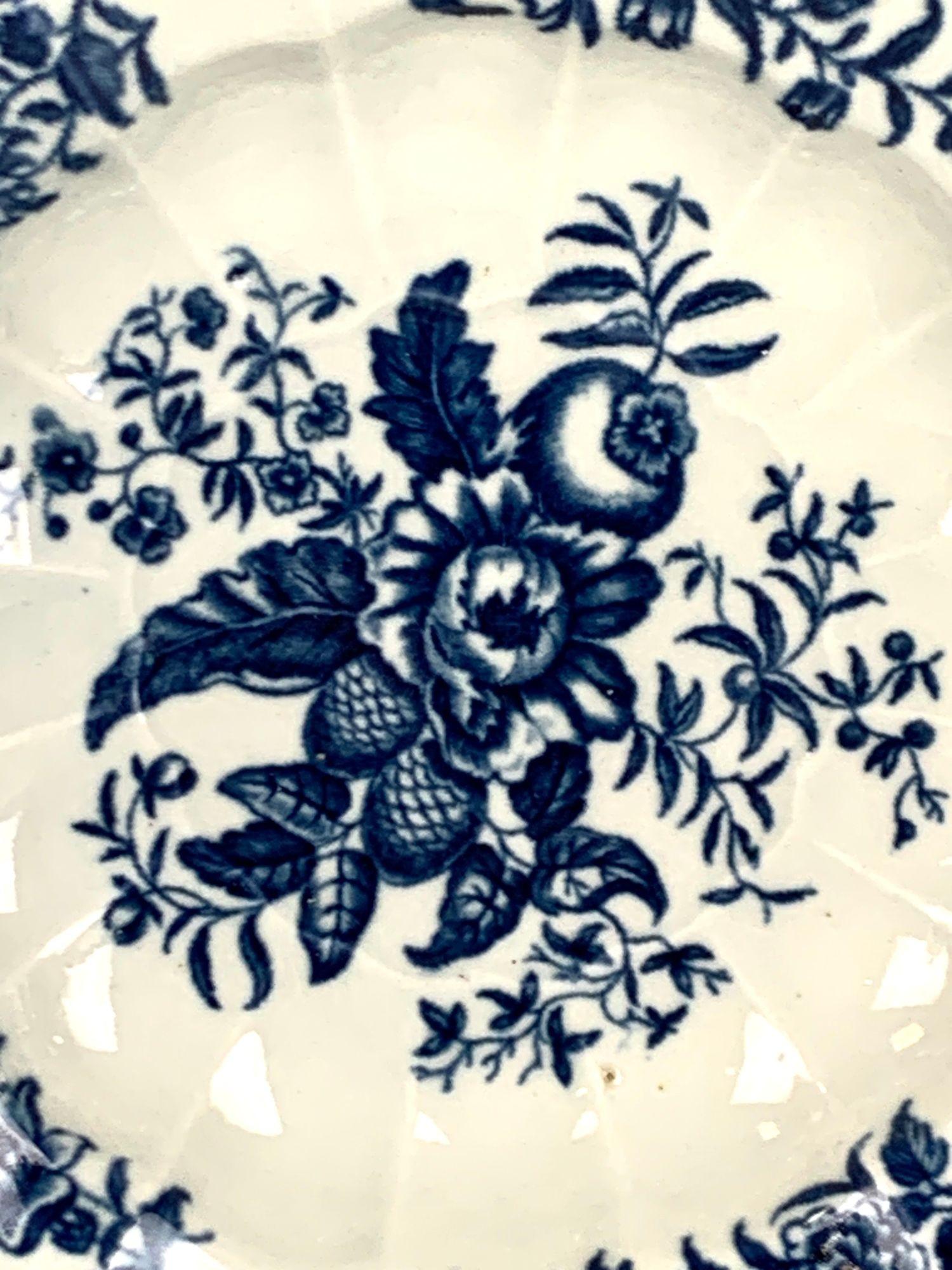 Blue and White Worcester Porcelain Fluted Dish 18th Century Circa 1770 For Sale 2