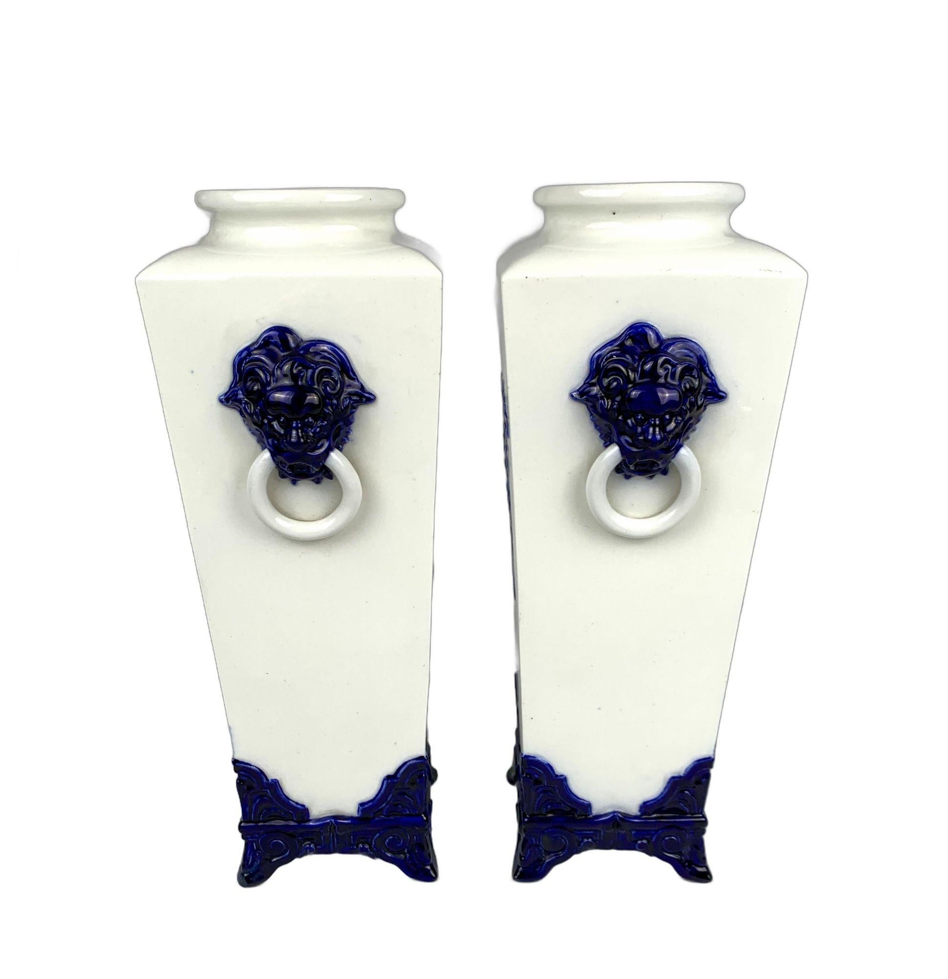Estetismo Vasi in porcellana blu e bianca Worcester Inghilterra Periodo Estetico Circa 1870 in vendita