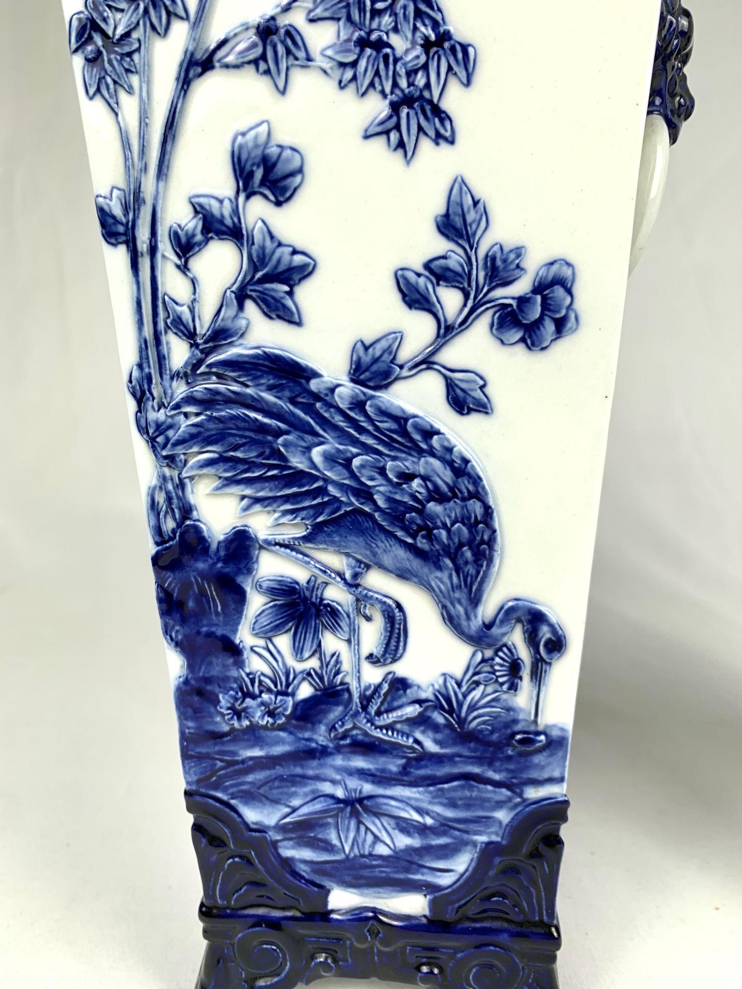 Dipinto a mano Vasi in porcellana blu e bianca Worcester Inghilterra Periodo Estetico Circa 1870 in vendita