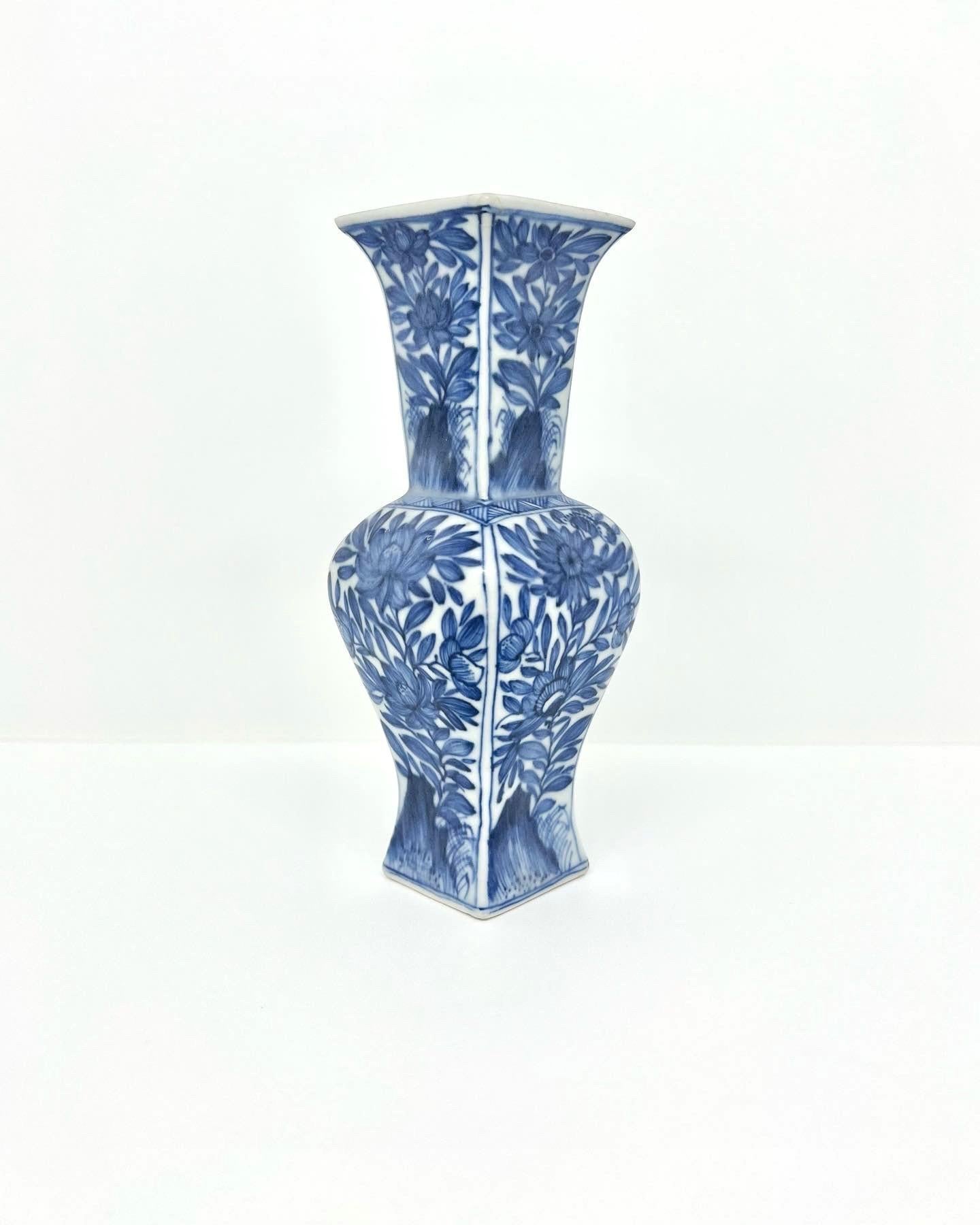 Blue and white Yanyan Vase, Qing Dynasty, Kangxi Era, Circa 1690 In Good Condition In seoul, KR