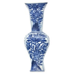 Antique Blue and white Yanyan Vase, Qing Dynasty, Kangxi Era, Circa 1690
