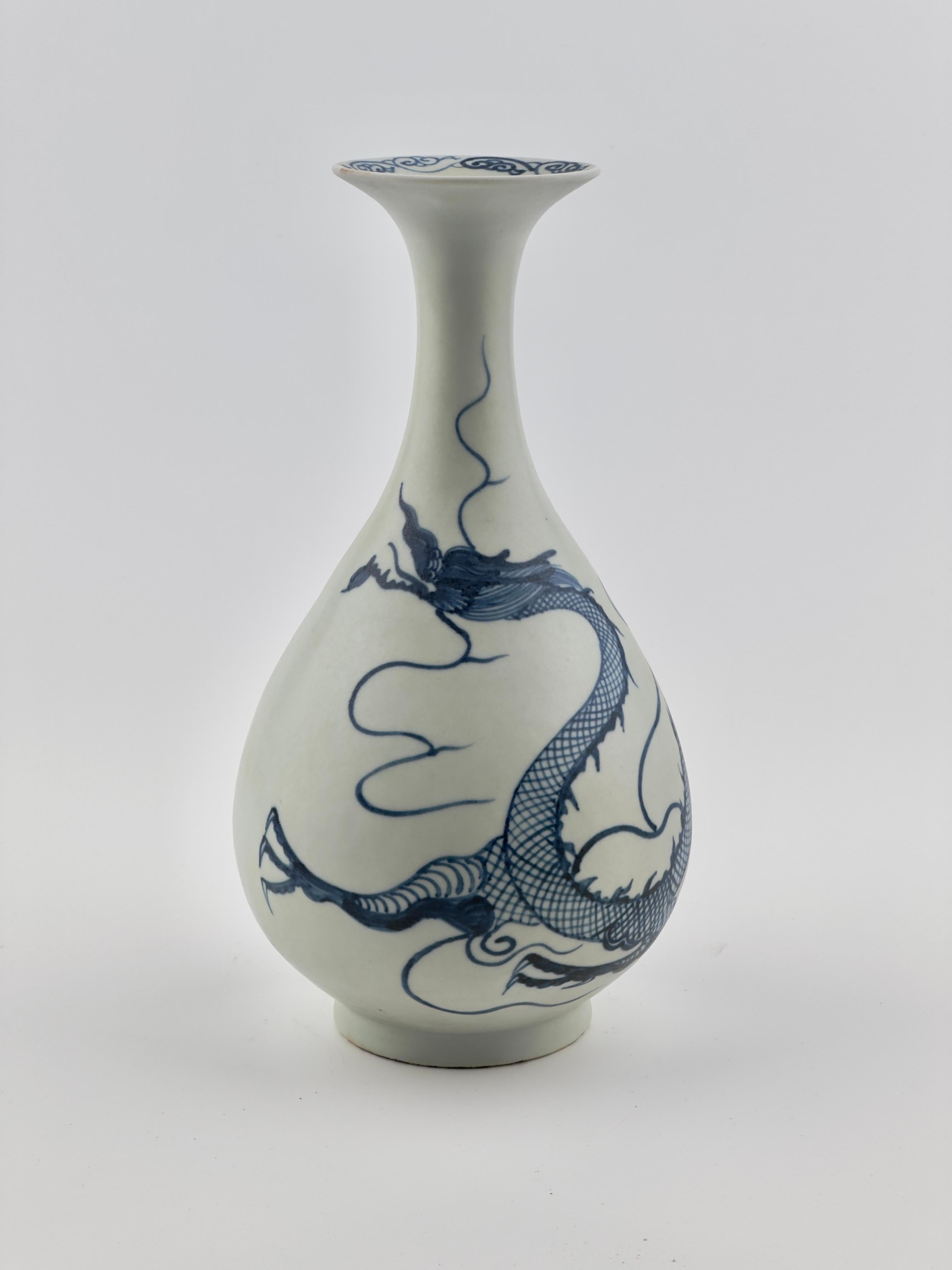 Blue And White Yuan-style ‘Dragon’ Bottle Vase, Yuhuchunping, Early Qing dynasty For Sale 3