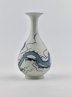 Blue And White Yuan-style ‘Dragon’ Bottle Vase, Yuhuchunping, Early Qing dynasty