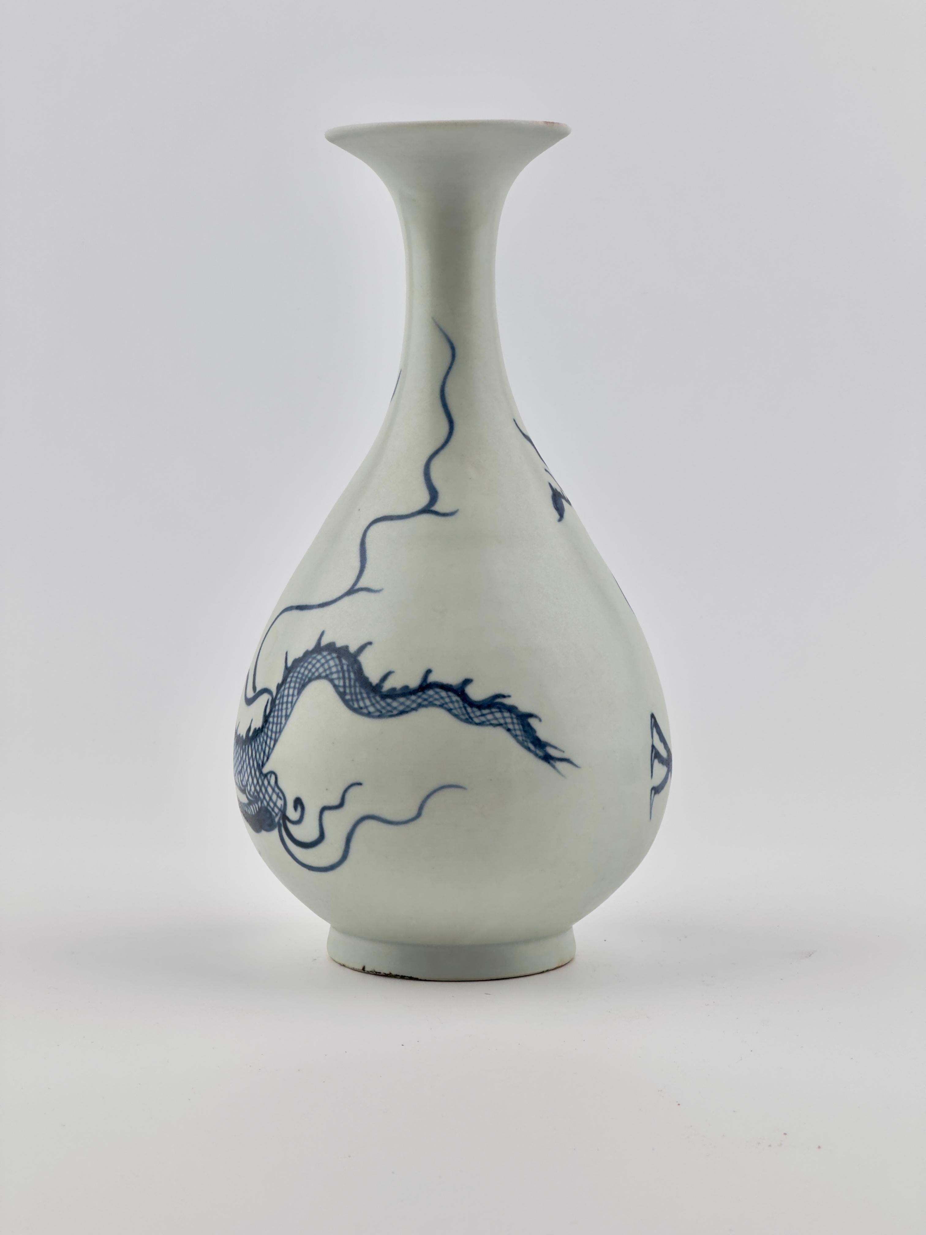 Vietnamese Blue And White Yuan-style ‘Dragon’ Bottle Vase, Yuhuchunping, Early Qing dynasty For Sale