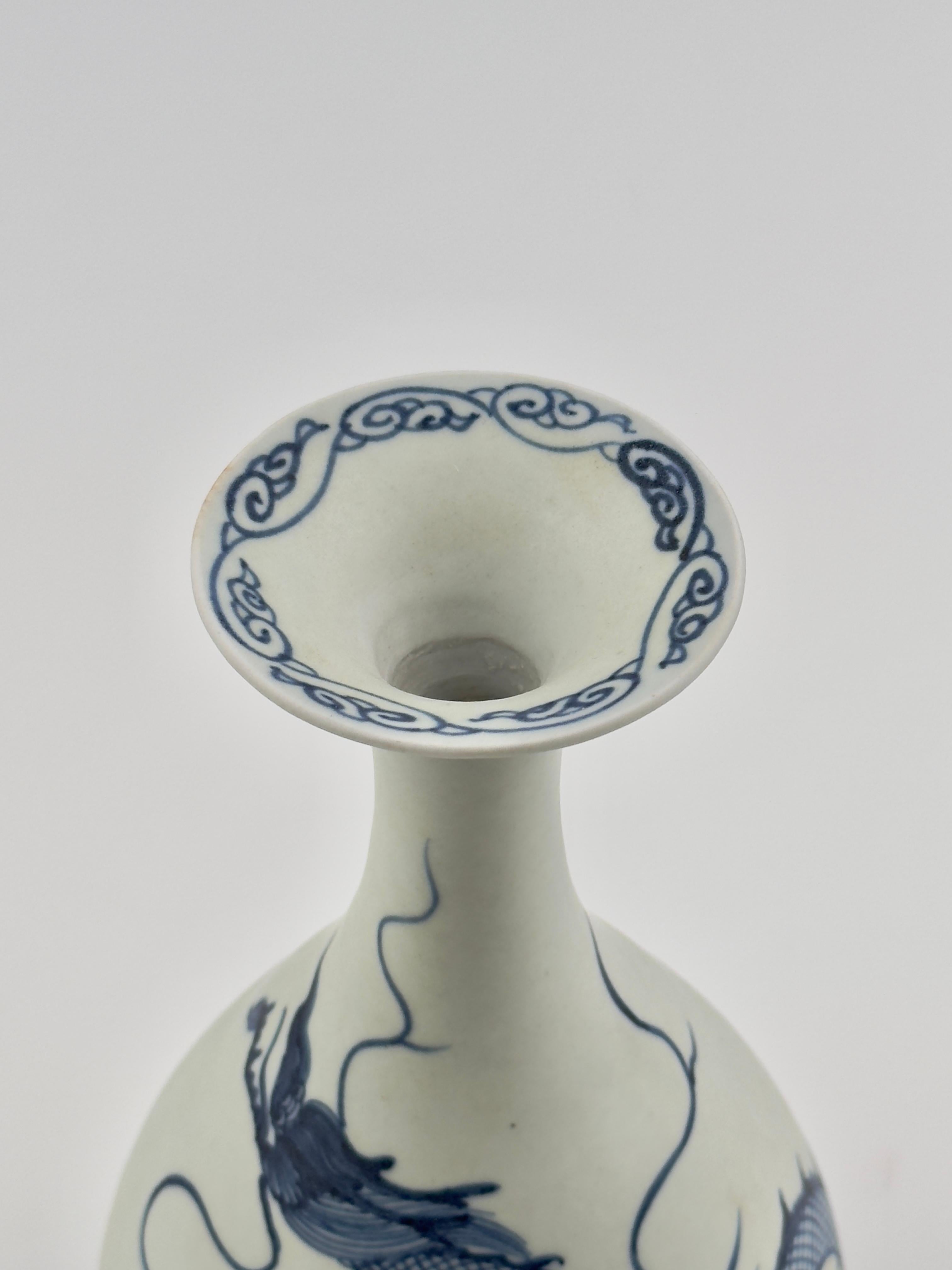 Blue And White Yuan-style ‘Dragon’ Bottle Vase, Yuhuchunping, Early Qing dynasty In Good Condition For Sale In seoul, KR