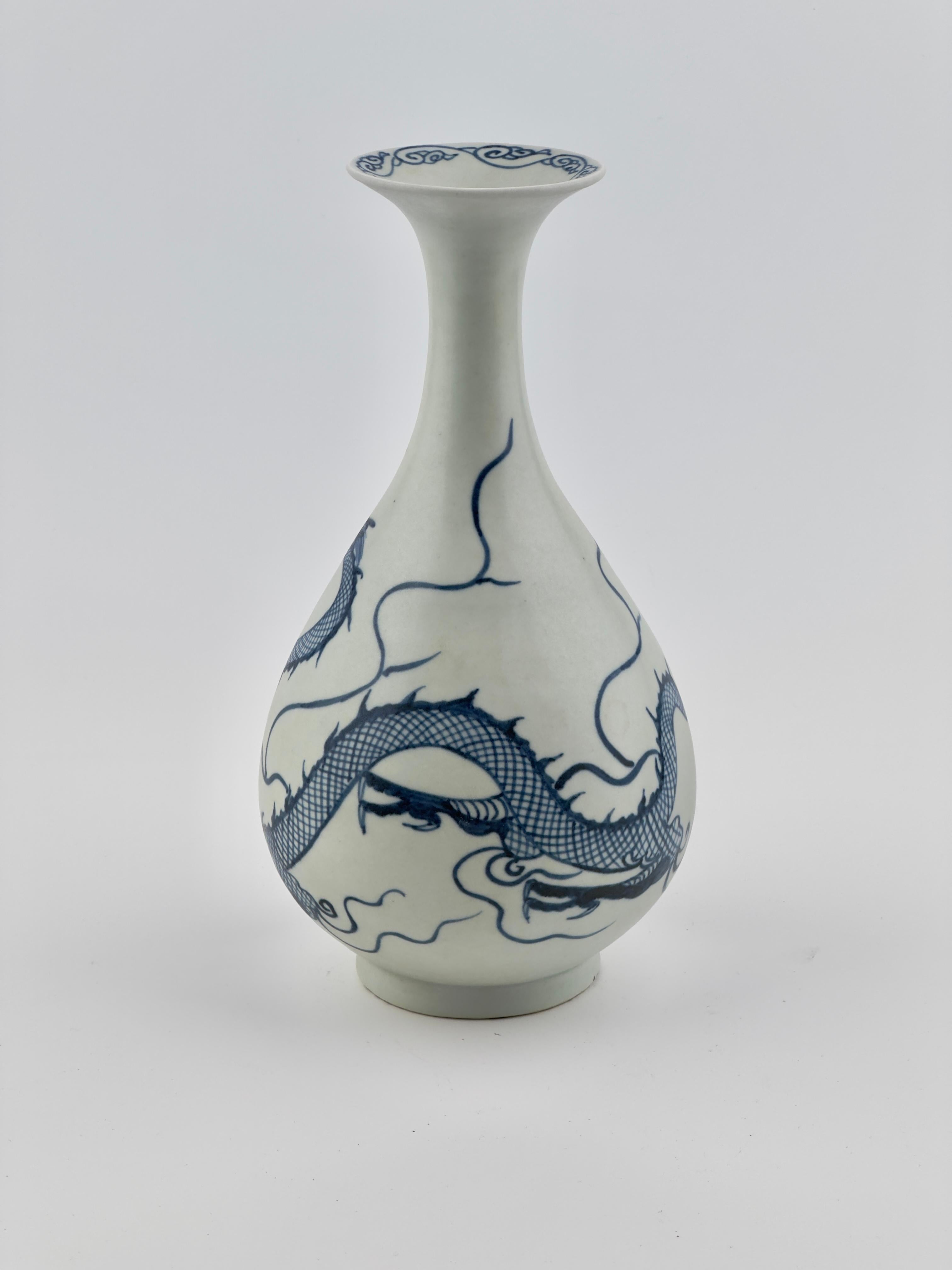 Porcelain Blue And White Yuan-style ‘Dragon’ Bottle Vase, Yuhuchunping, Early Qing dynasty For Sale