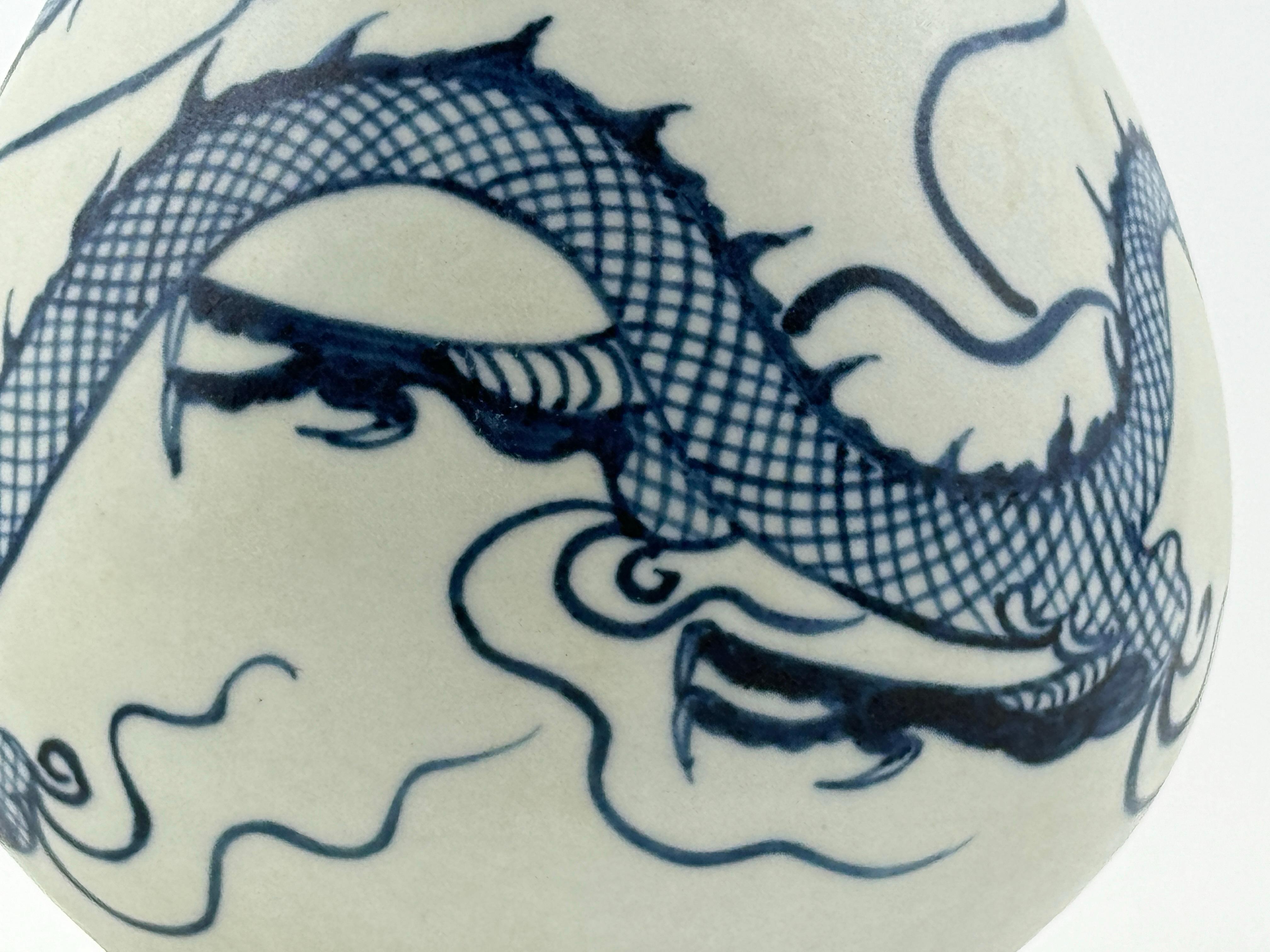 Blue And White Yuan-style ‘Dragon’ Bottle Vase, Yuhuchunping, Early Qing dynasty For Sale 2