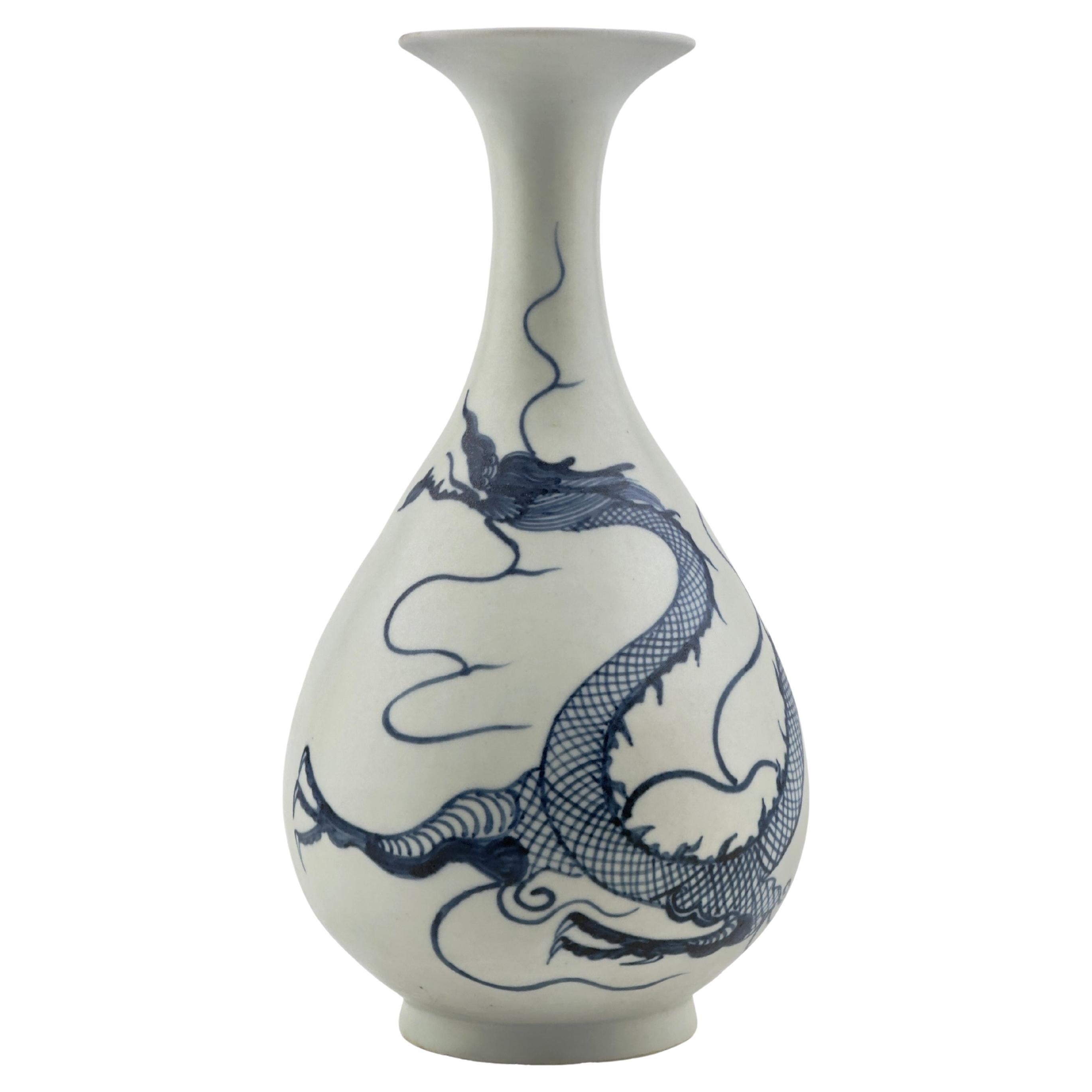 Vase bouteille "dragon" bleu et blanc de style Yuan, Yuhuchunping, début de la dynastie Qing