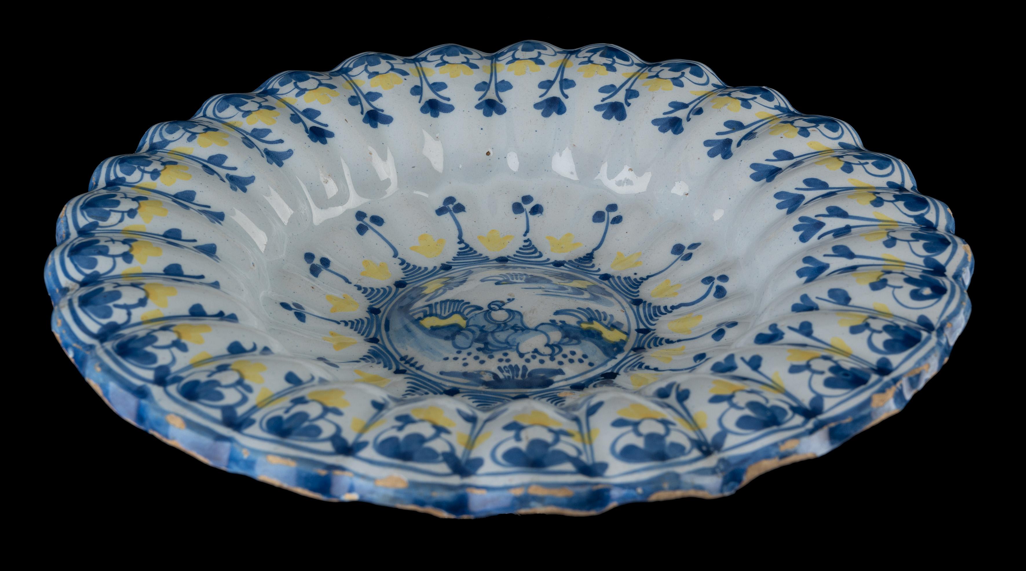 Blaue und gelbe Chinoiserie-Liegeschale, Delfter Porzellan, 1680-1700 im Angebot 1
