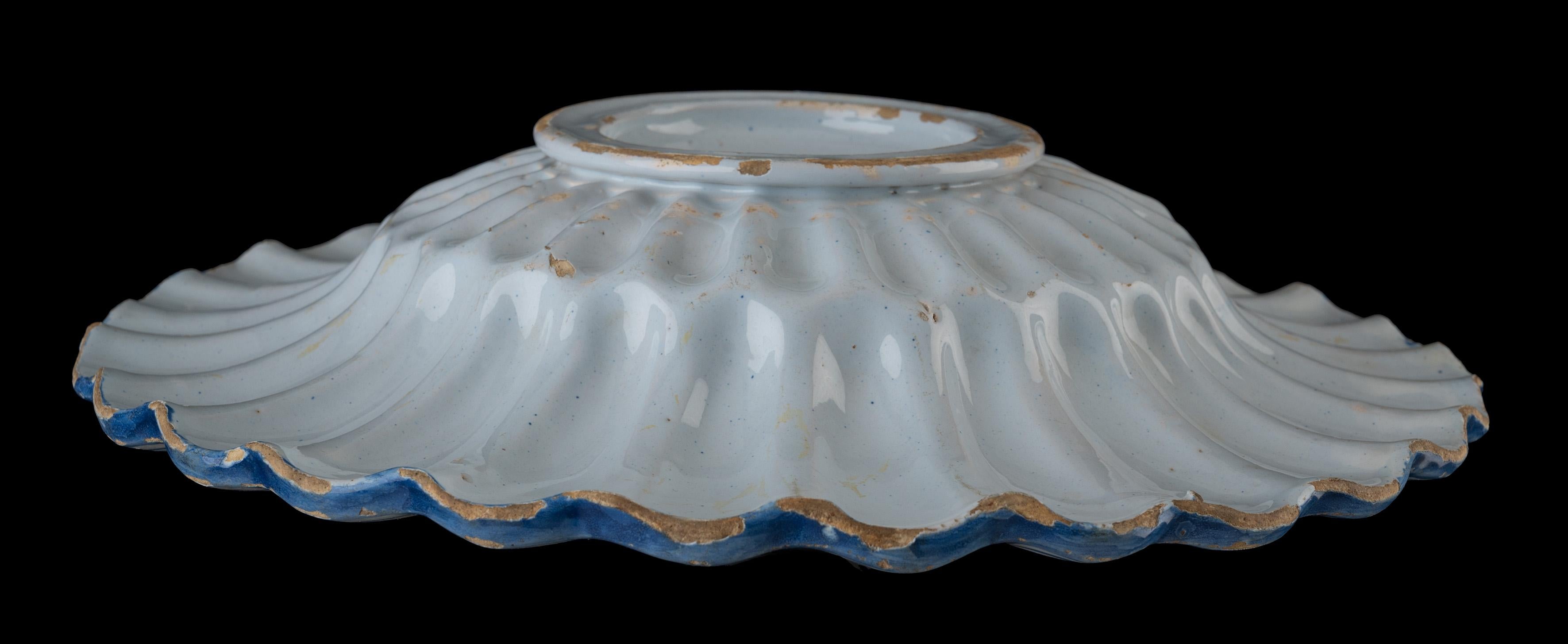 Blue and Yellow Chinoiserie Lobed Dish, Delft, 1680-1700 For Sale 3