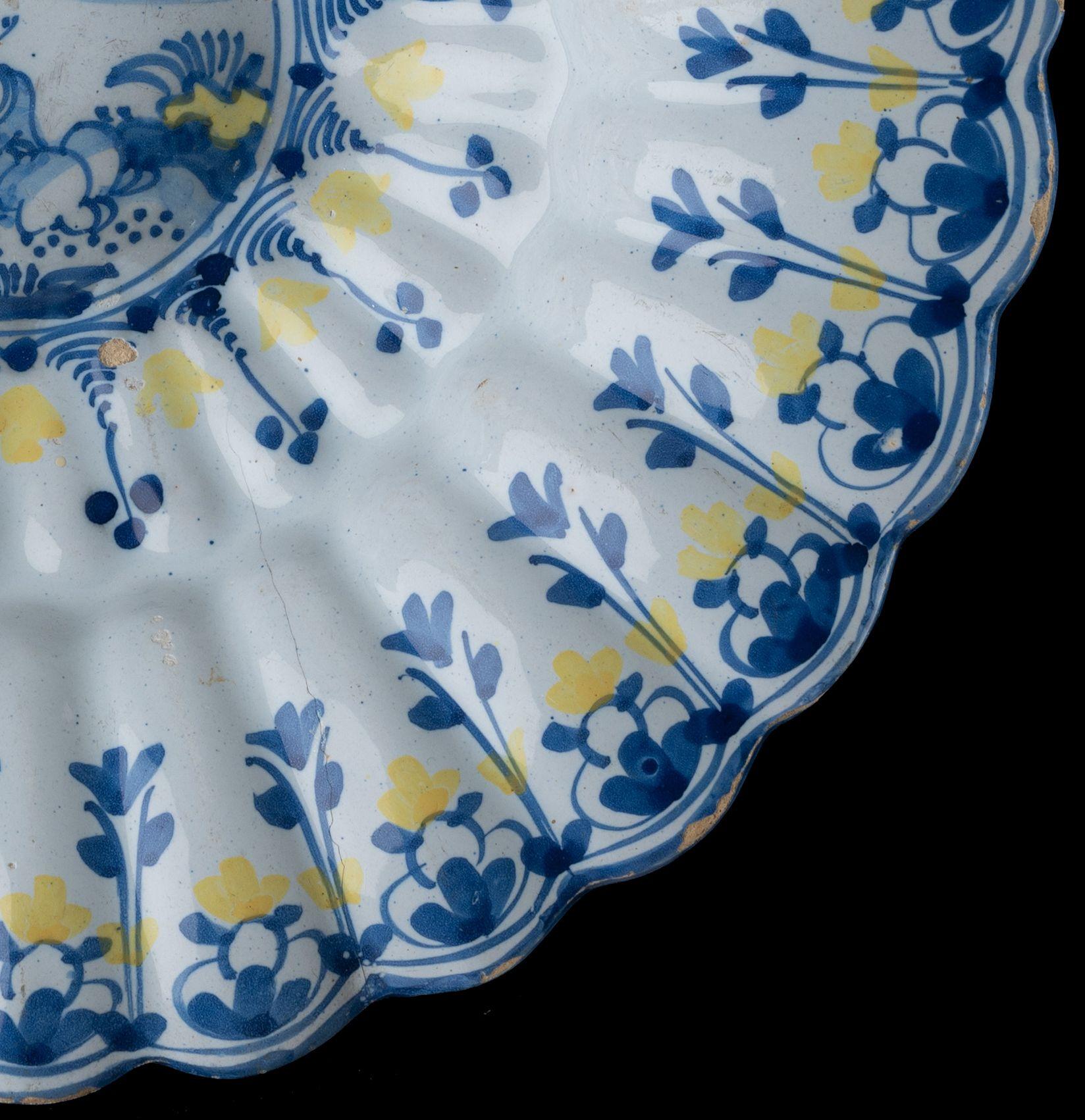 Blaue und gelbe Chinoiserie-Liegeschale, Delfter Porzellan, 1680-1700 (Glasiert) im Angebot