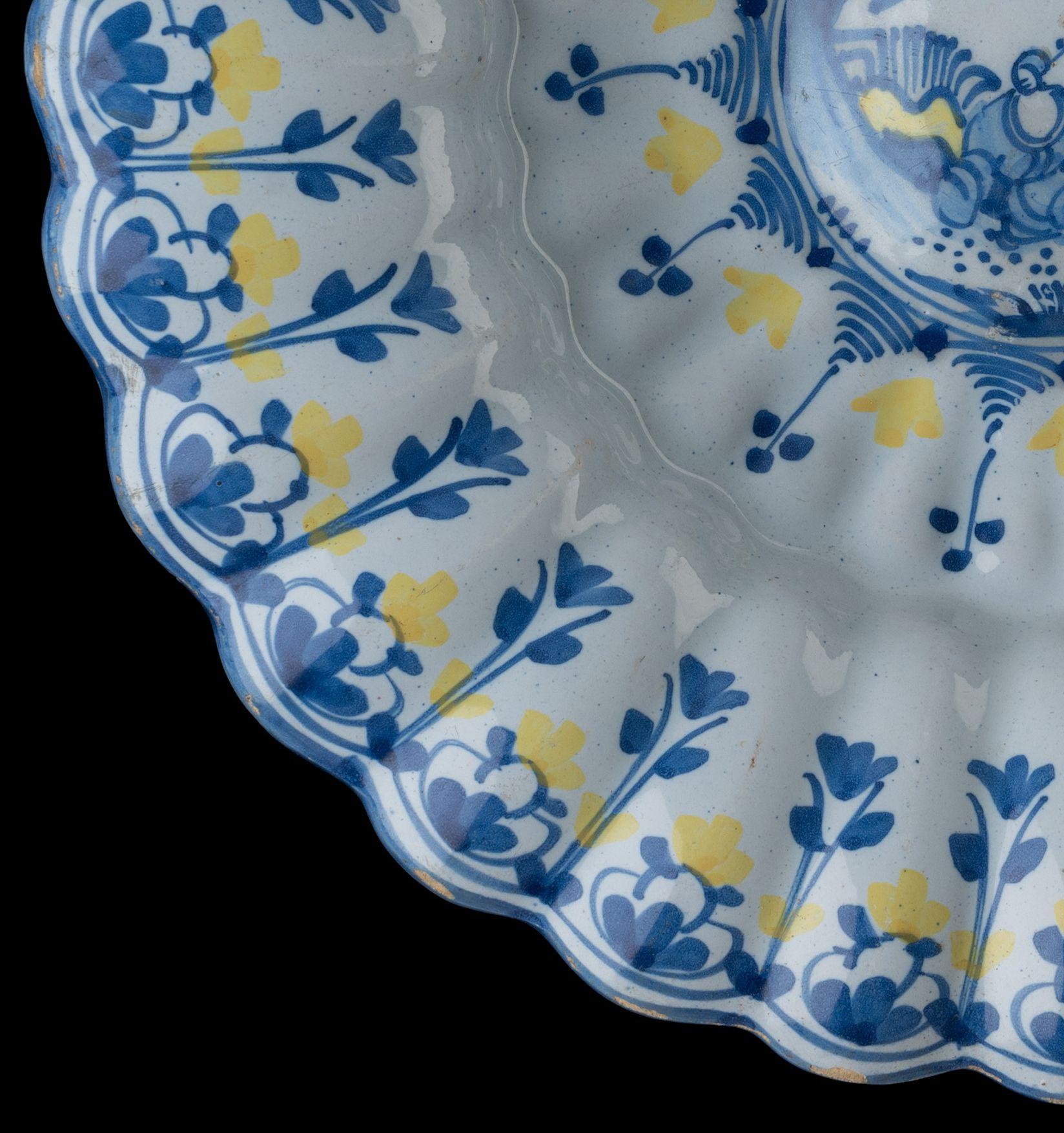 Blaue und gelbe Chinoiserie-Liegeschale, Delfter Porzellan, 1680-1700 im Zustand „Gut“ im Angebot in ROSSUM, GE