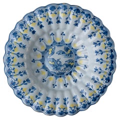 Plat à lobes bleu et jaune de style chinoiserie, Delft, 1680-1700