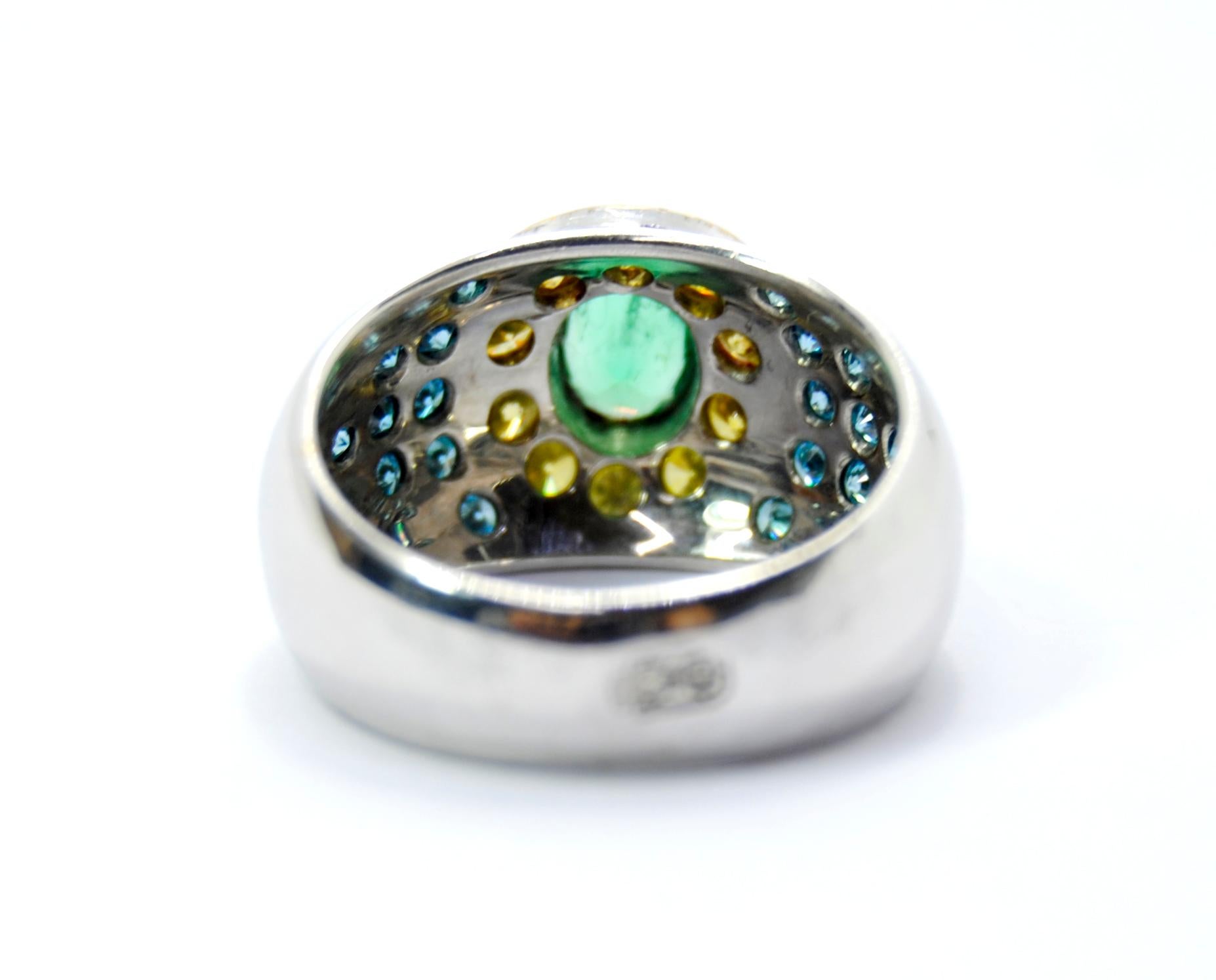Blue and Yellow Diamonds Pairing with a Tsavorite in an 18 Karat White Gold Ring In New Condition For Sale In Bilbao, ES