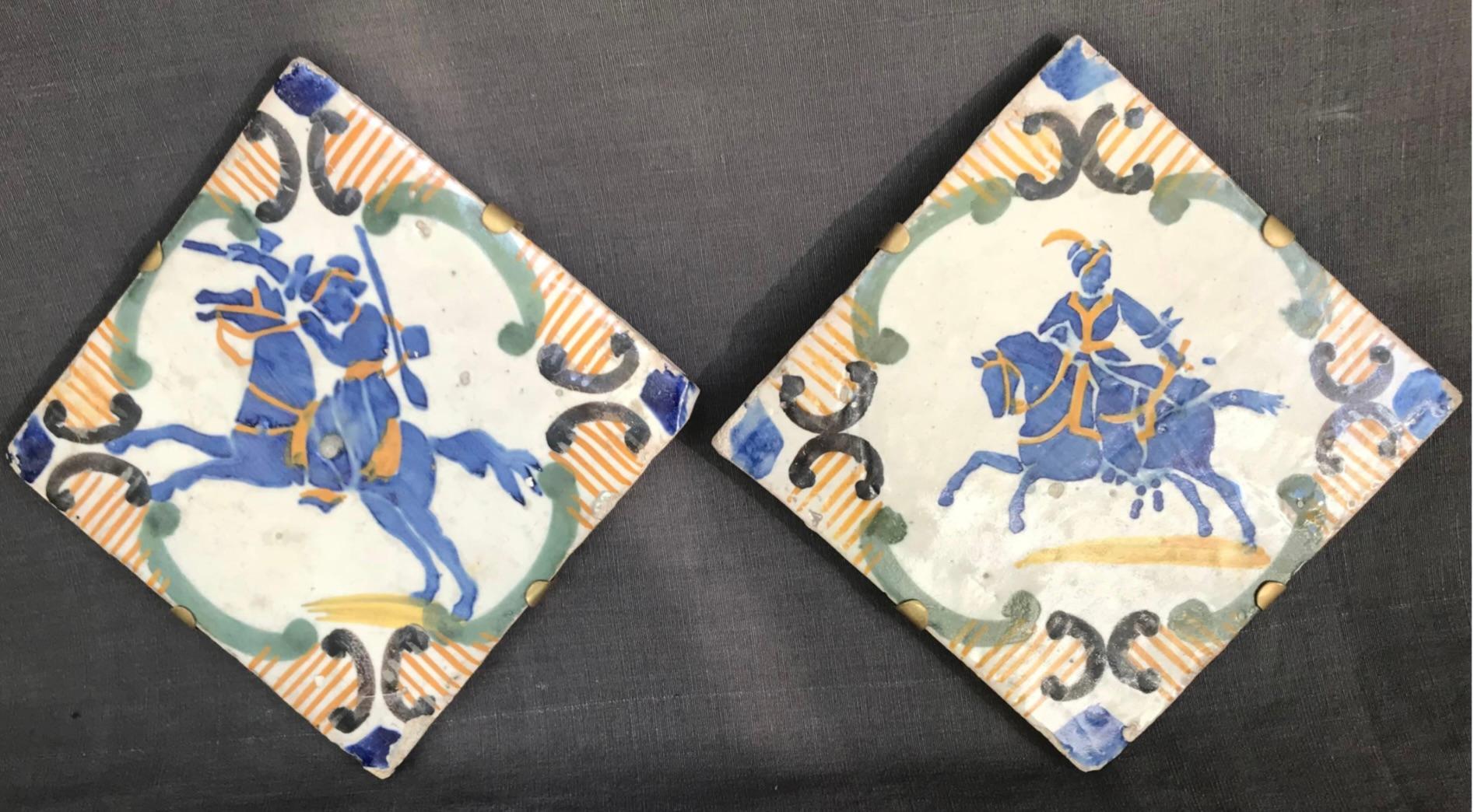Mattonella equestre napoletana blu e gialla. Grande piastrella da pavimento a tema equestre con un audace disegno blu e giallo raffigurante cacciatori a cavallo, cavalieri italiani e arabi con accessori da caccia; con armatura di sospensione in