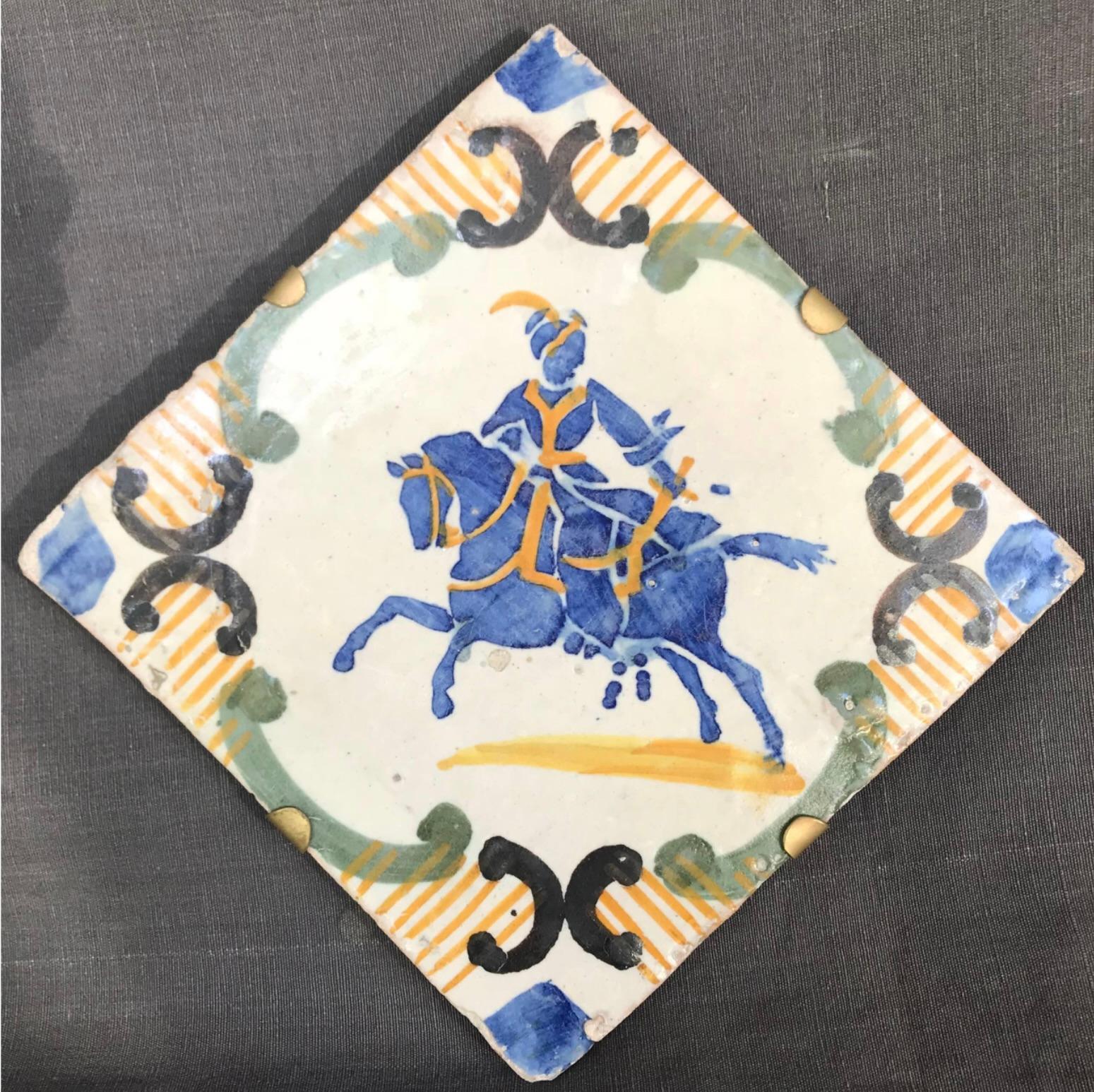 Italiano Piastrella equestre napoletana blu e gialla in vendita
