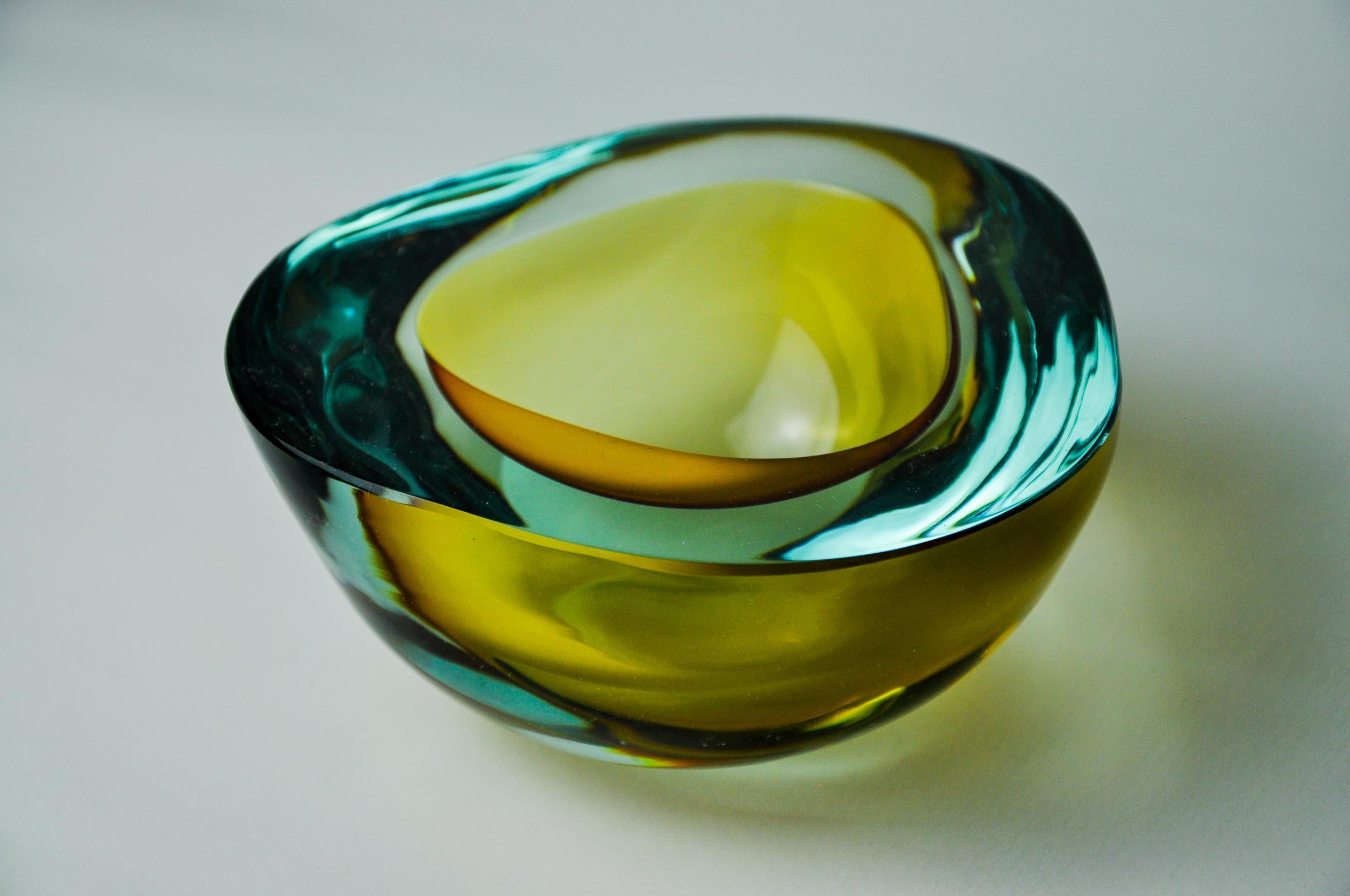 Magnífico y raro llavero o cenicero sommerso azul y amarillo diseñado y fabricado para seguso en murano en la década de 1970. Vidriería artesanal mediante la técnica del sommerso (superposición de capas de vidrio fundido). Magnífico objeto de