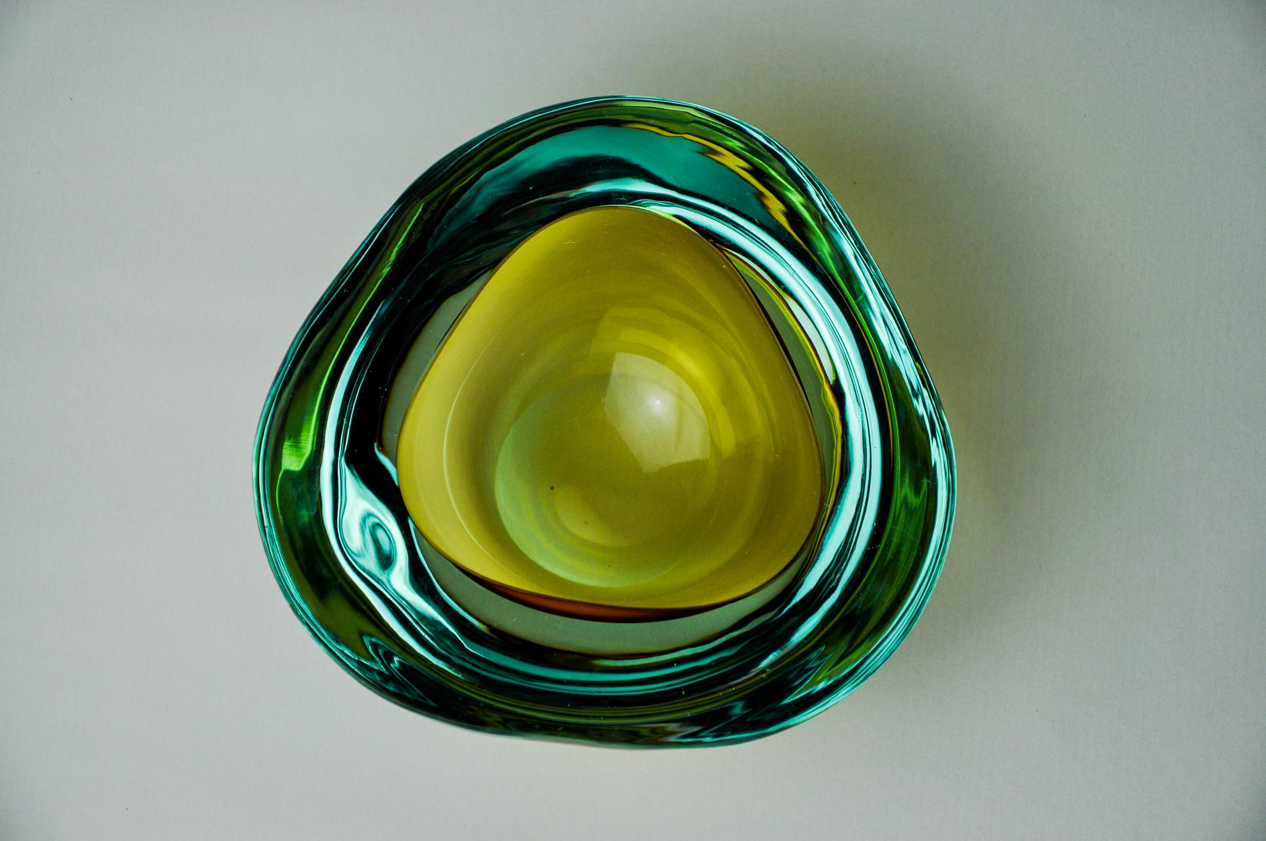 Cenicero sommerso azul y amarillo de seguso, cristal de murano, italia, 1970 Regencia de Hollywood en venta