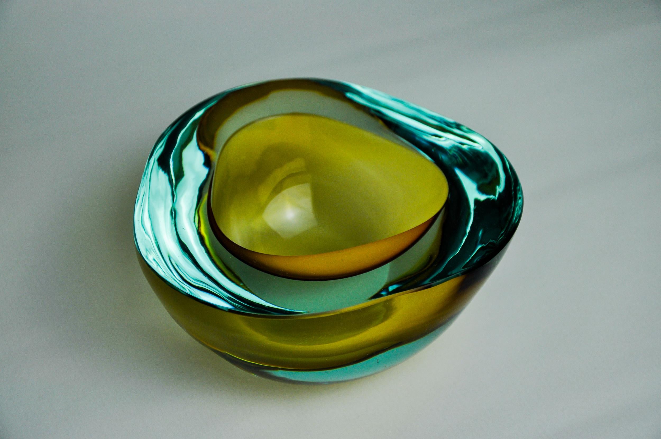 Cenicero sommerso azul y amarillo de seguso, cristal de murano, italia, 1970 Italiano en venta