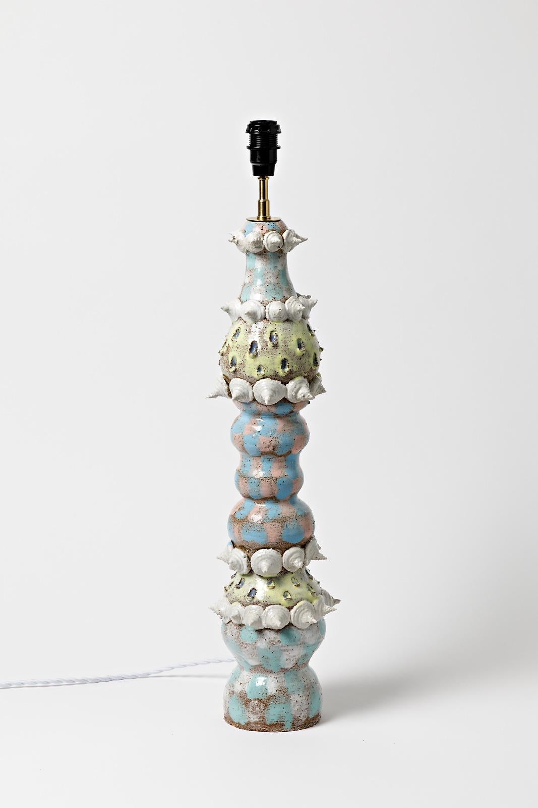Sauce Mathilde

Pièce unique, réalisée en 2021

Grande lampe de table en céramique grès

Couleurs des émaux céramiques bleus, blancs et jaunes

Le système électrique est neuf

Signé sous la base

Mesures de la céramique - hauteur : 51 cm