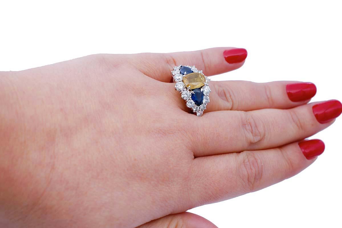 Blue and Yellow Sapphires, Diamonds, 14 Karat White Gold Retrò Ring In Good Condition For Sale In Marcianise, Marcianise (CE)