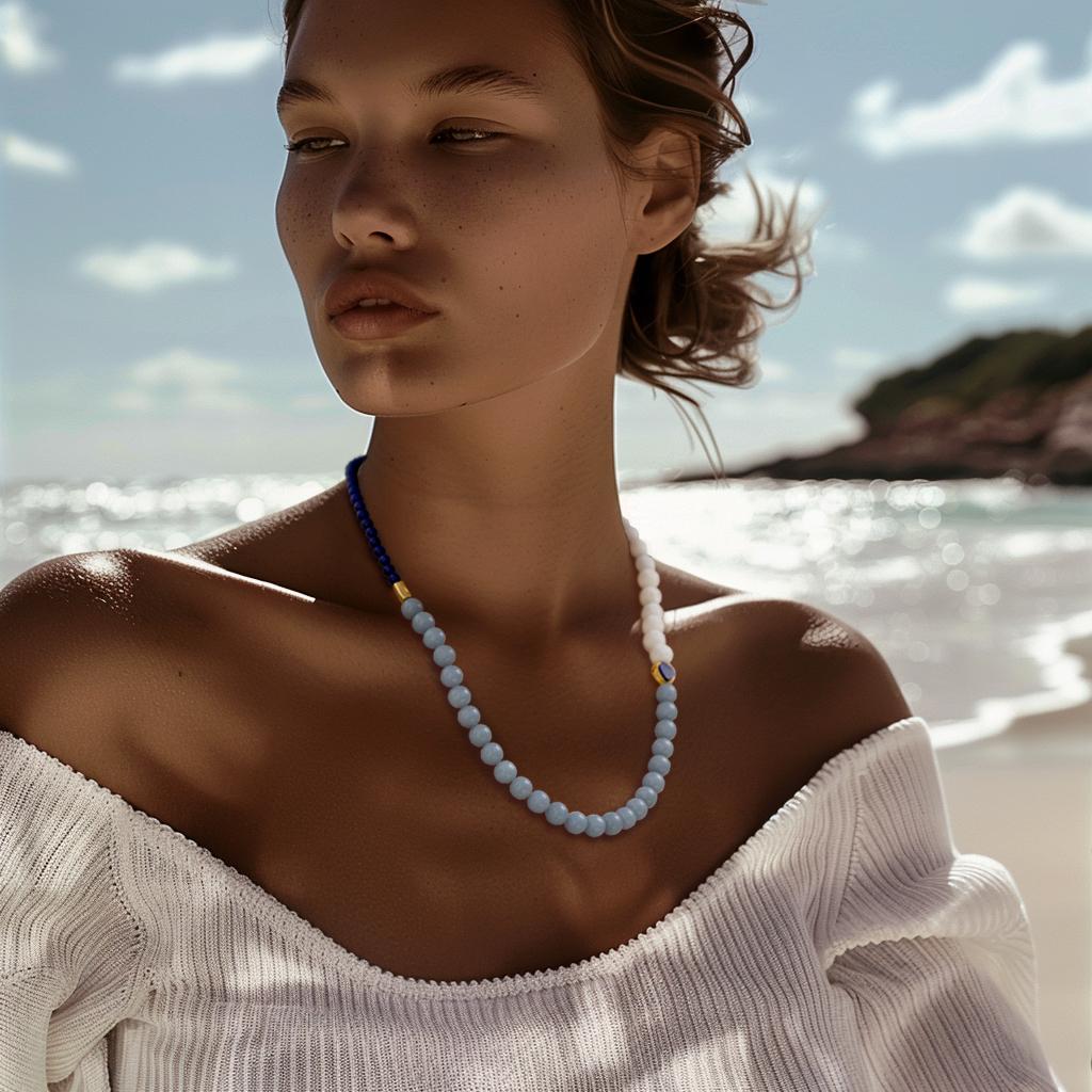 Experimenta la confianza que aporta este collar de tonos azules mezclados, diseñado para hacerte sentir poderosa, aplomada e innegablemente única. Inspirado en el óleo 