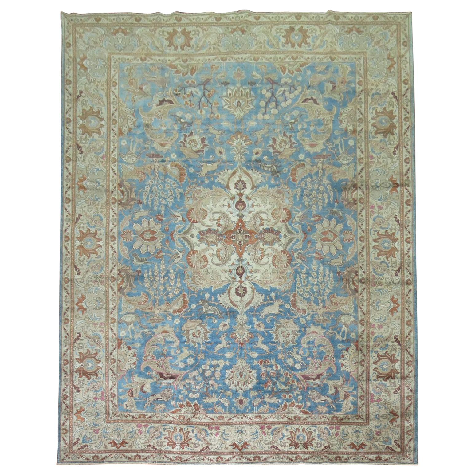 Blauer antiker persischer Täbris-Teppich in Zimmergröße mit Tiermotiven