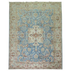 Tapis pictural persan ancien de taille Tabriz avec animaux bleus