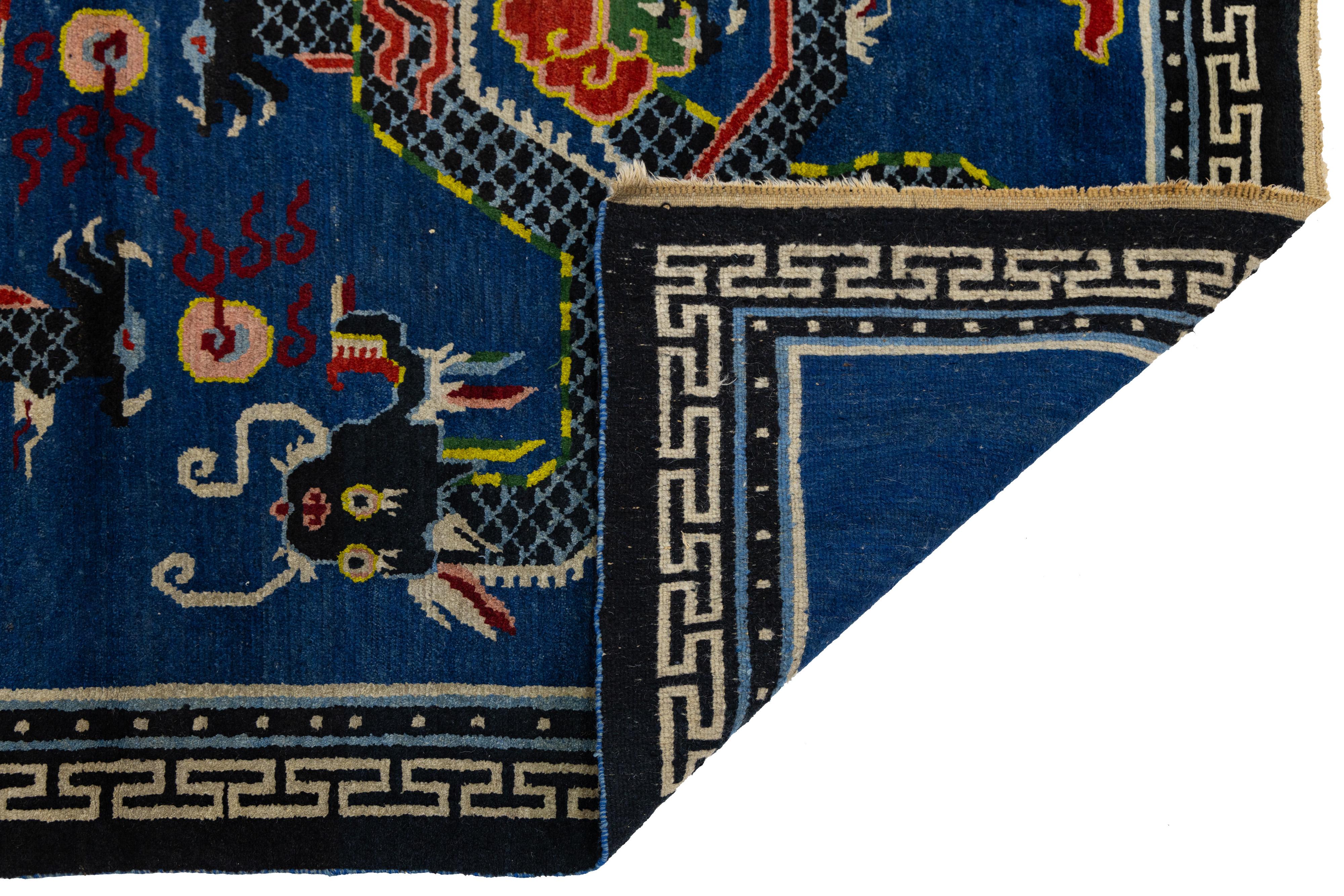 Art Déco Tappeto di lana blu antico con drago cinese fatto a mano, circa all'inizio del XX secolo  4' x 6' in vendita