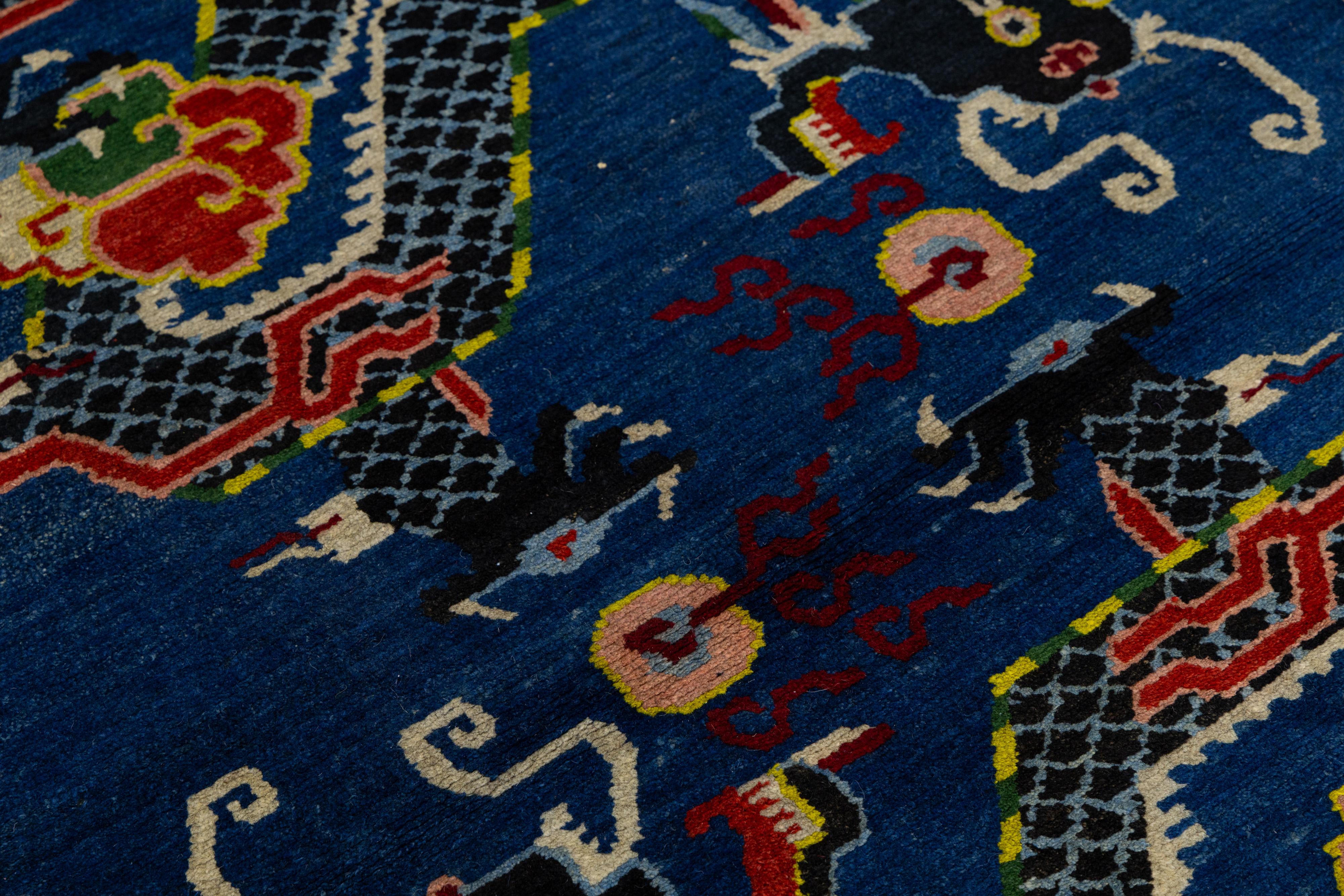 Cinese Tappeto di lana blu antico con drago cinese fatto a mano, circa all'inizio del XX secolo  4' x 6' in vendita