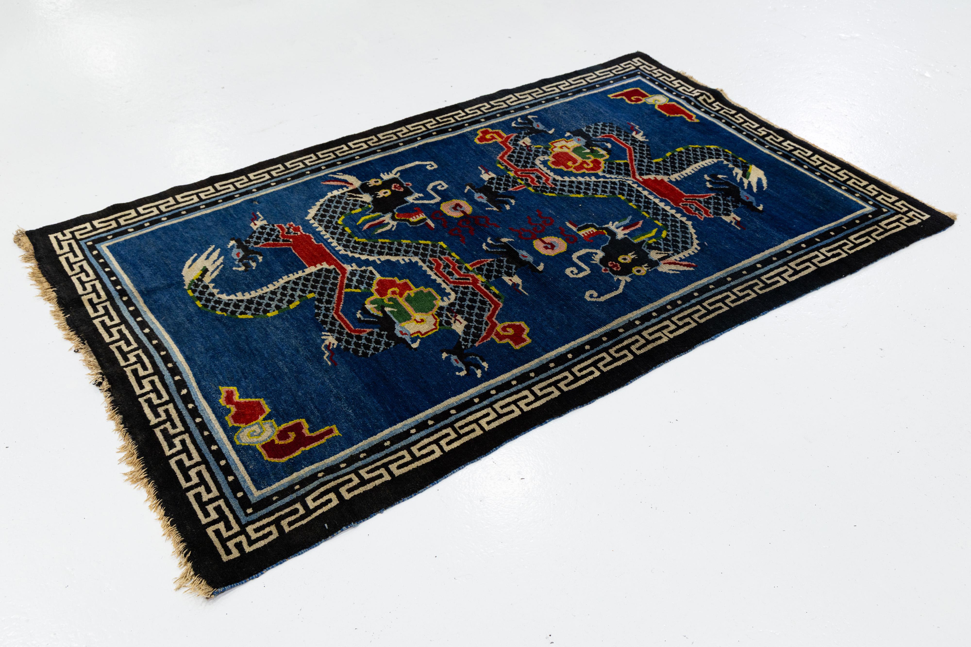 Annodato a mano Tappeto di lana blu antico con drago cinese fatto a mano, circa all'inizio del XX secolo  4' x 6' in vendita