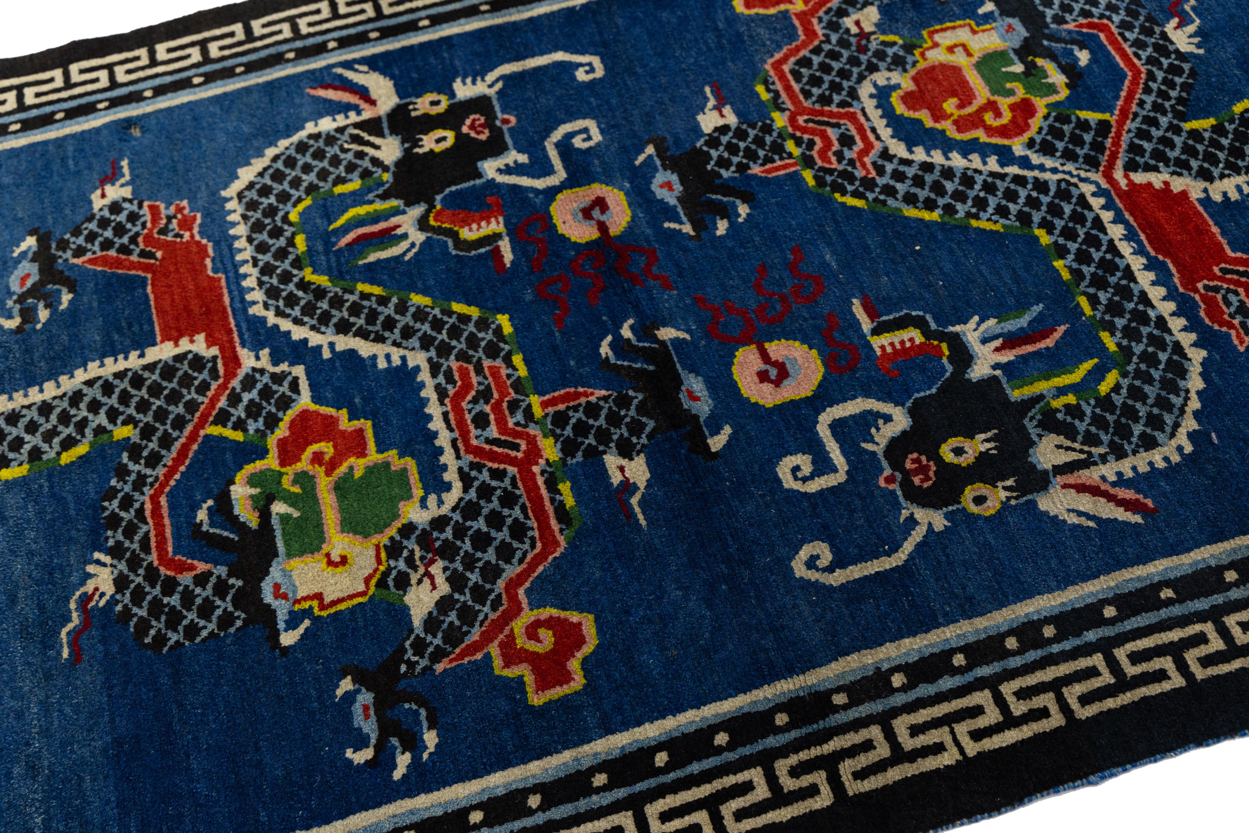 Tappeto di lana blu antico con drago cinese fatto a mano, circa all'inizio del XX secolo  4' x 6' In condizioni ottime in vendita a Norwalk, CT