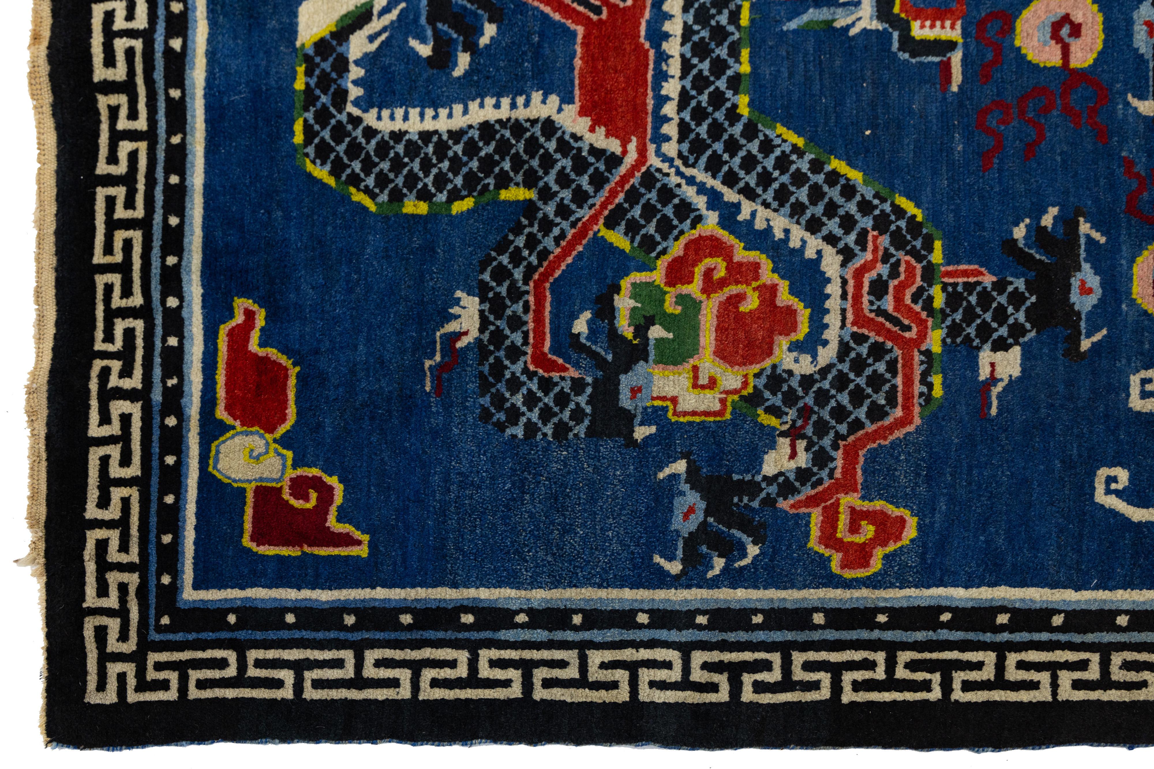 Altro Tappeto di lana blu antico con drago cinese fatto a mano, circa all'inizio del XX secolo  4' x 6' in vendita