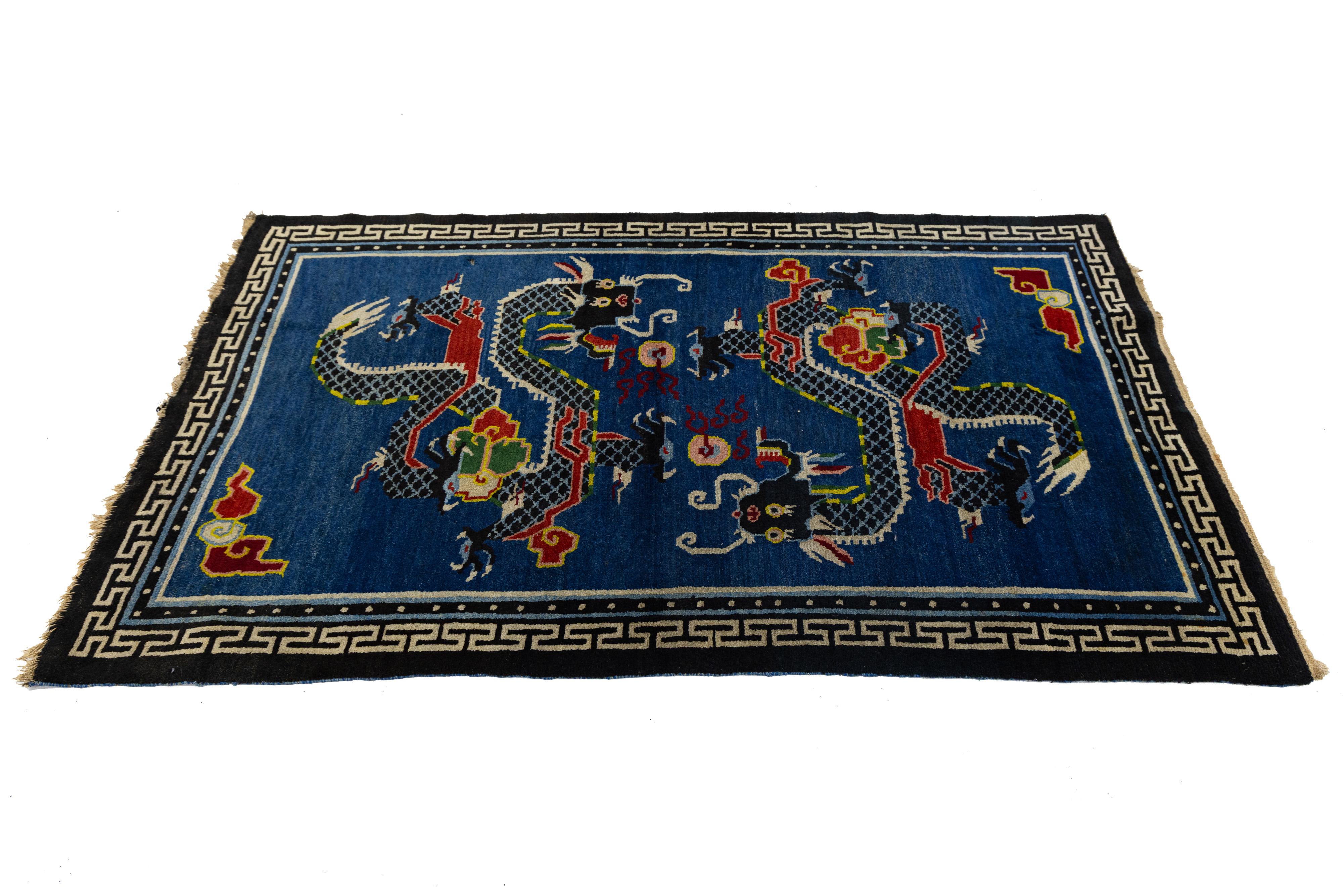 Tappeto di lana blu antico con drago cinese fatto a mano, circa all'inizio del XX secolo  4' x 6' in vendita 1