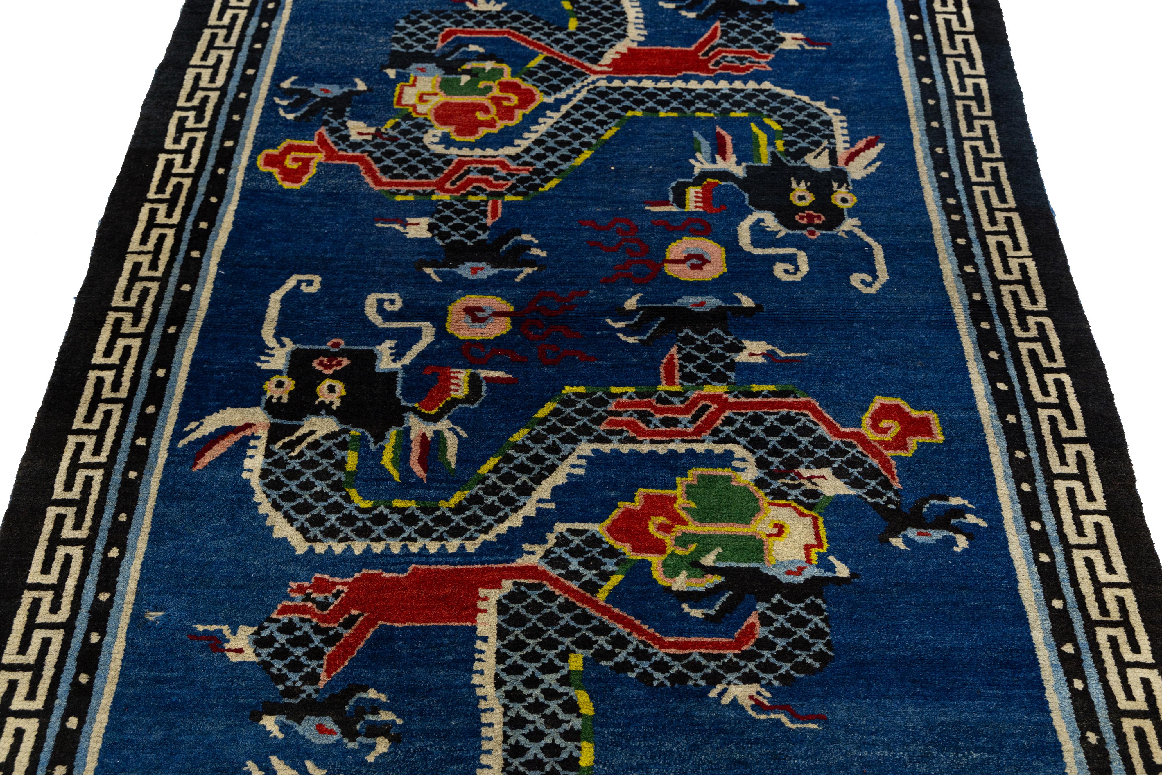 Tappeto di lana blu antico con drago cinese fatto a mano, circa all'inizio del XX secolo  4' x 6' in vendita 2