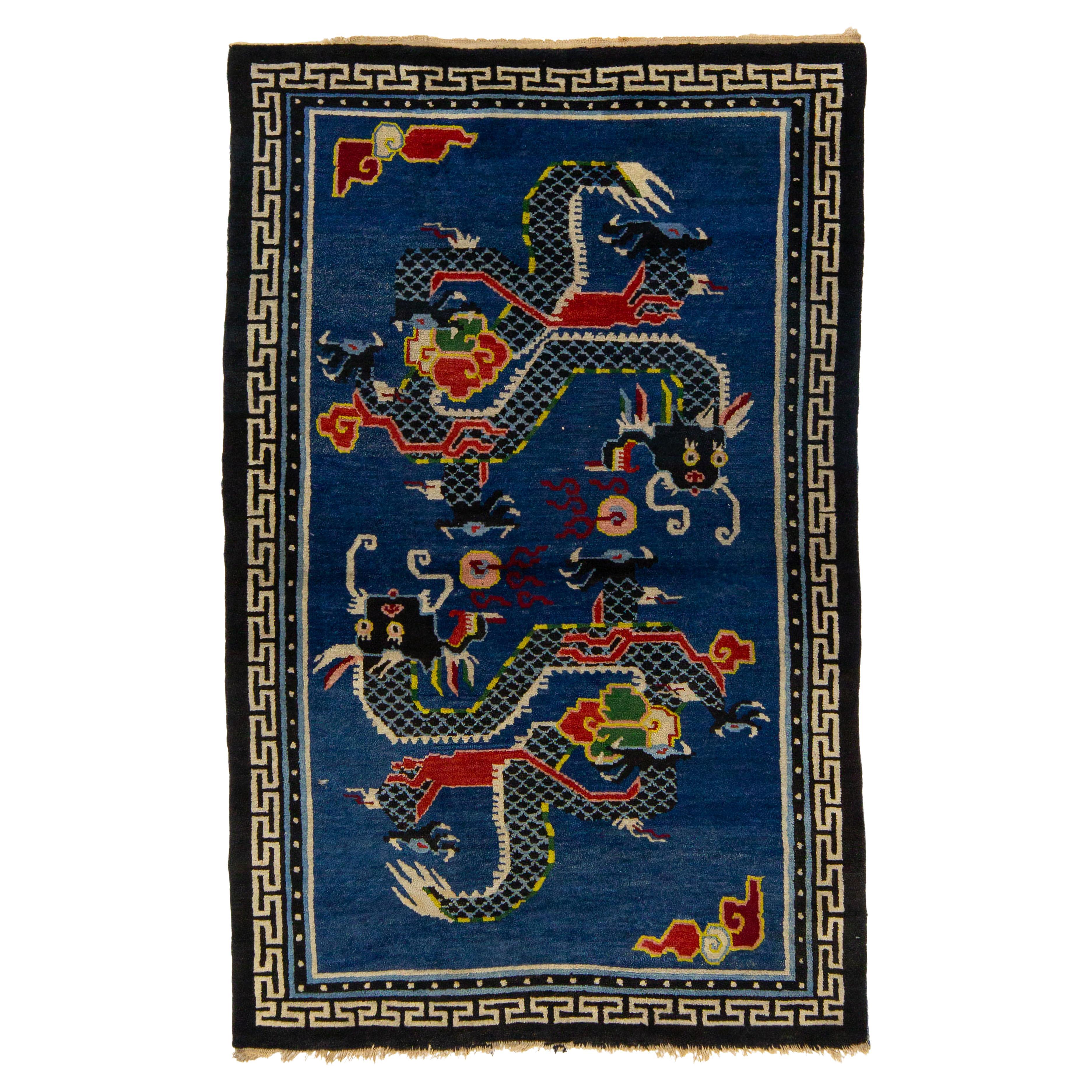 Tappeto di lana blu antico con drago cinese fatto a mano, circa all'inizio del XX secolo  4' x 6' in vendita