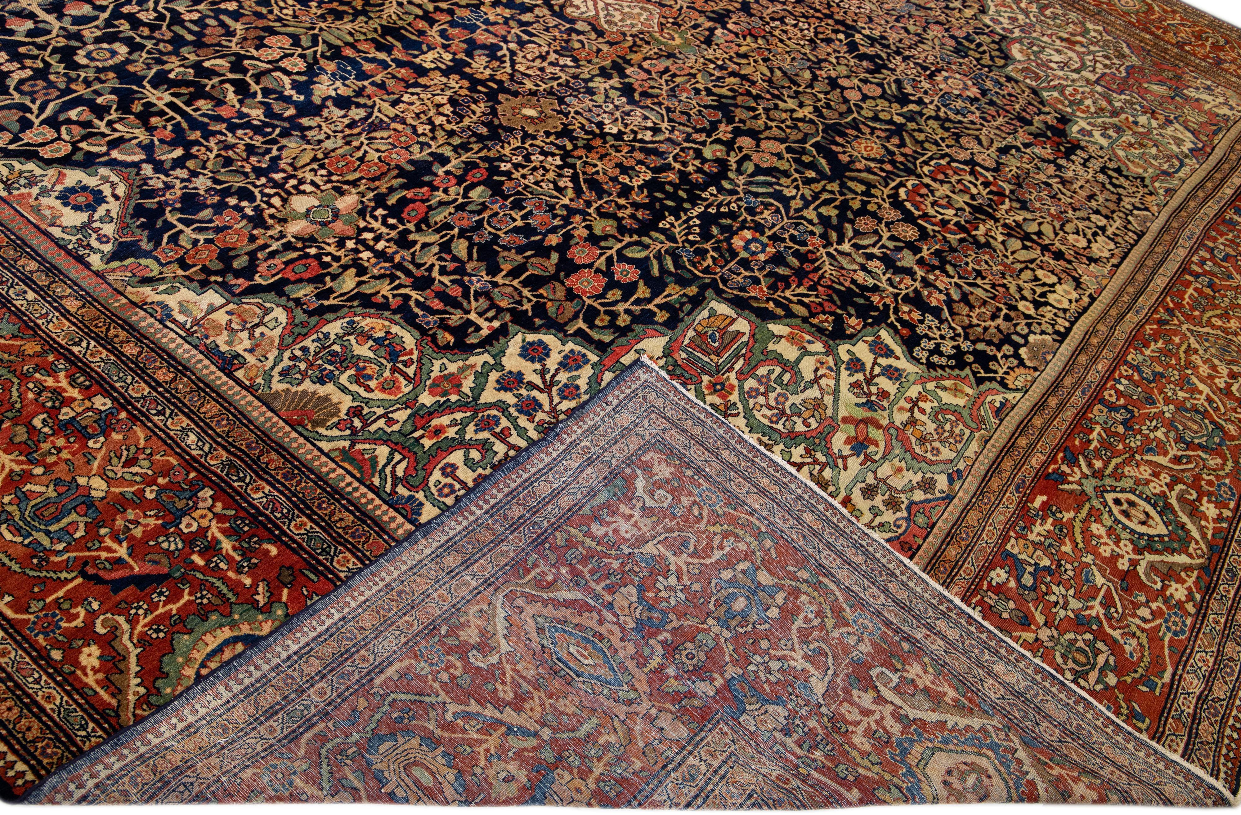 Magnifique tapis ancien en laine nouée à la main de Farahan avec un champ bleu marine. Ce tapis persan présente un cadre rouillé avec des accents multicolores sur un motif Herati classique.

Ce tapis mesure 16'10